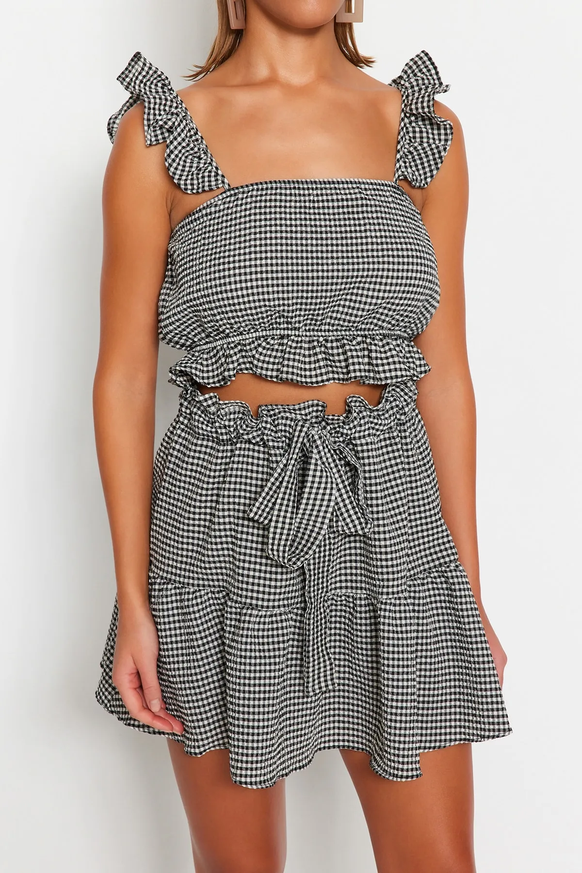 Trendyol Collection  Blusen-Rock-Set mit gewebten Rüschen und Gingham-Struktur TBESS23AU00160