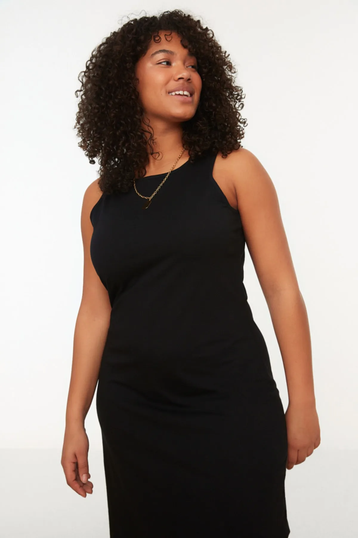 Trendyol Curve  Schwarzes, gerade geschnittenes Strickkleid mit Schlitz TBBSS22AH0162