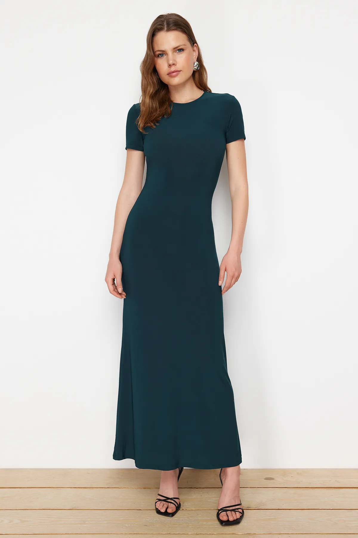 Trendyol Collection  Smaragdgrünes, kurzärmliges, tailliertes Rundhals-Maxi-Bleistiftkleid aus flexiblem Strick TWOSS24EL00097