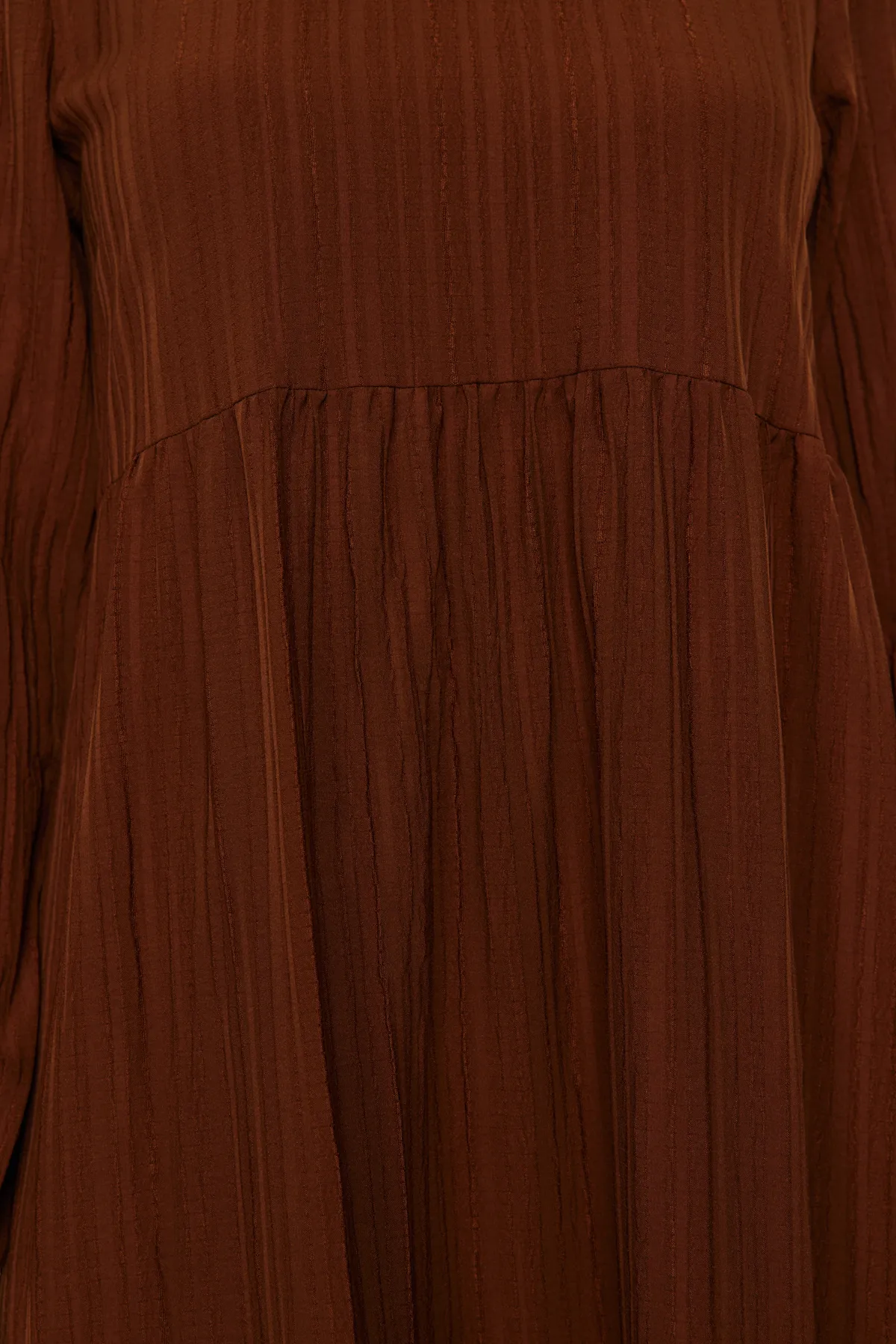 Trendyol Modest  Braunes Crinkle-Gewebtes Kleid mit Stehkragen und weiter Passform TCTSS22EB00171