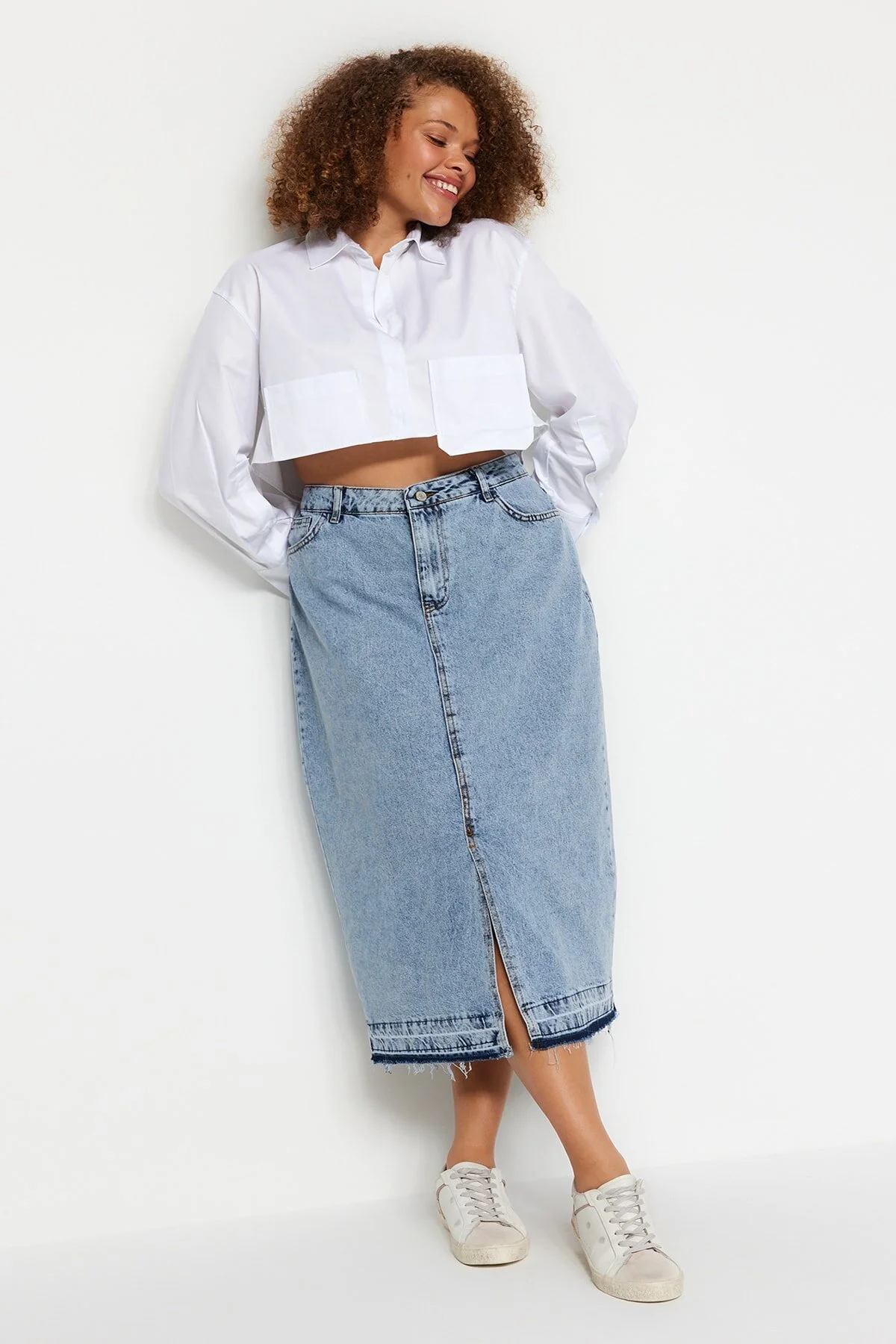 Trendyol Curve  Blauer Jeansrock mit Schlitz vorne TBBSS23AZ00054