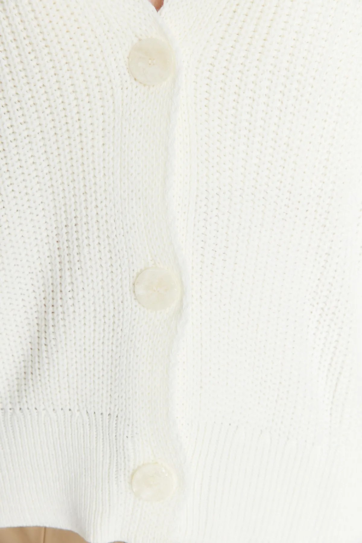 Trendyol Collection  Ecrufarbene Strickjacke mit V-Ausschnitt und weiter Passform TWOAW20HI0215