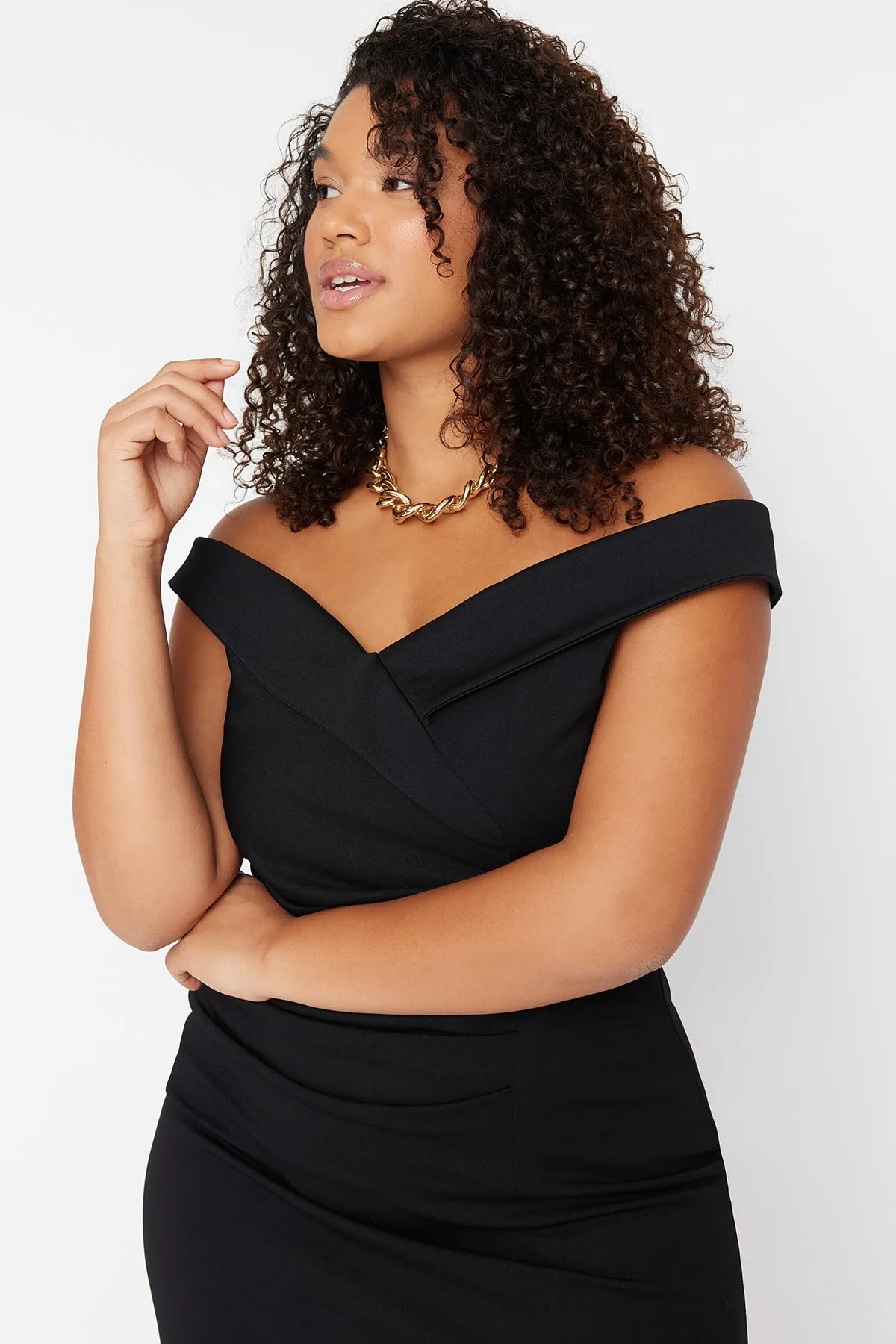 Trendyol Curve  Schwarzes, körperbetontes, detailliertes Strickkleid mit Raffung TBBAW23AH00185