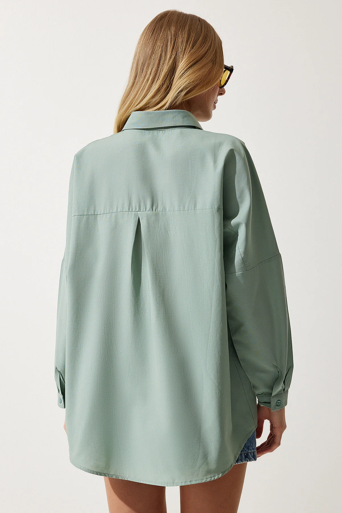 Happiness İstanbul  Grünes Oversize-Lang-Basic-Shirt für Damen DD00842