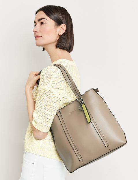 Modischer Shopper mit Anhänger