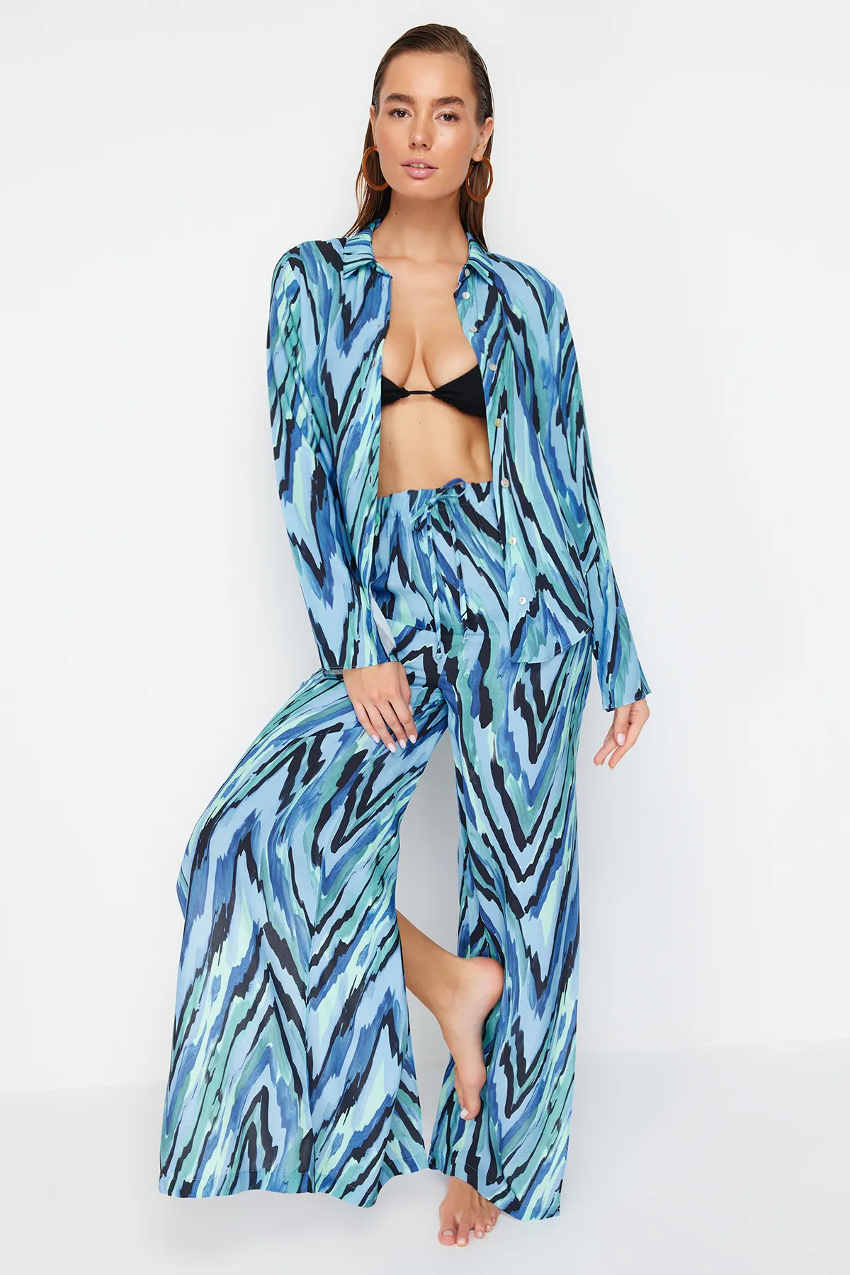 Trendyol Collection  Set aus gewebtem Hemd und Hose mit abstraktem Muster TBESS24AU00003