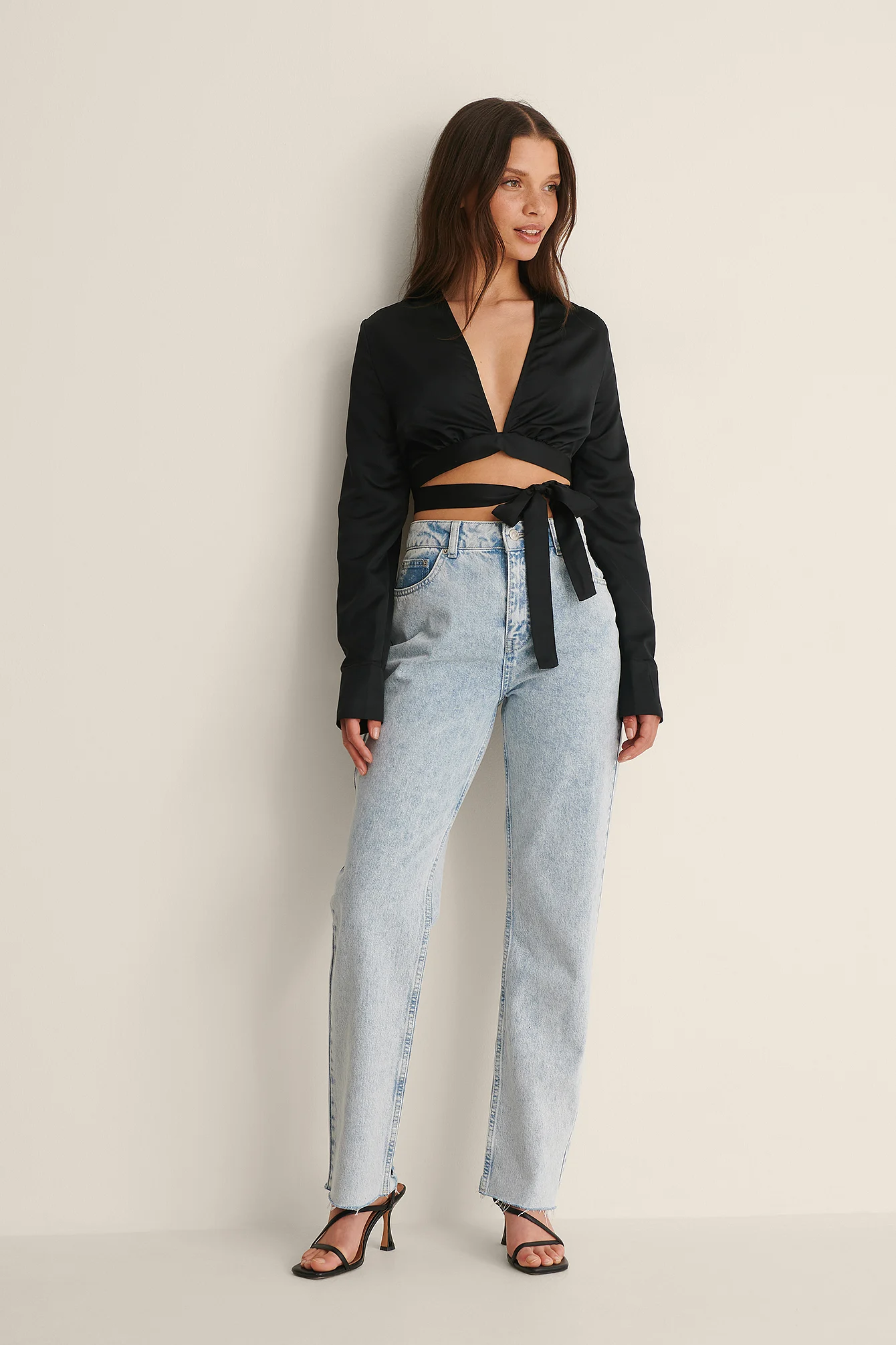 Recycelte Satinbluse mit V-Schnitt