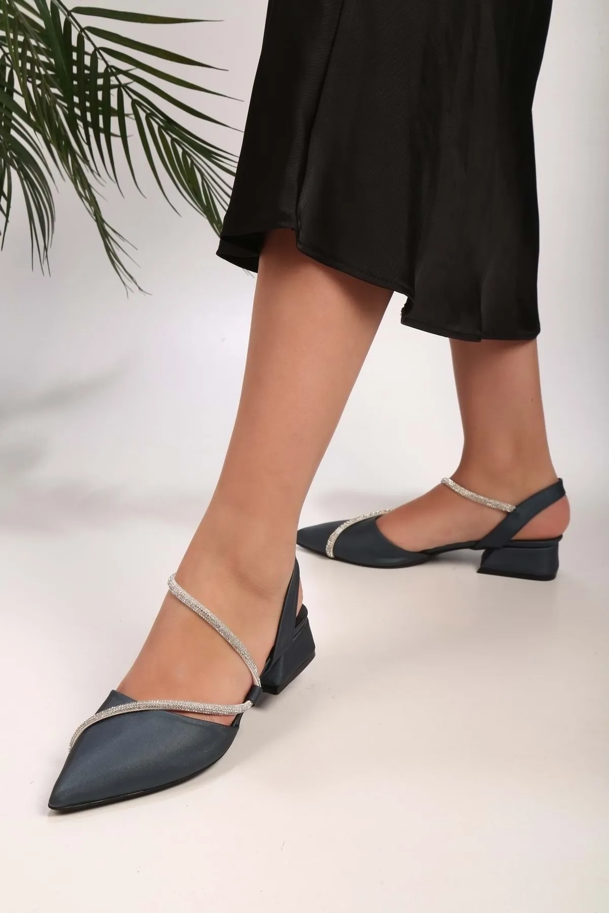Shoeberry  Damen-Schuhe „Tue“ aus marineblauem Satin mit Steinabsatz