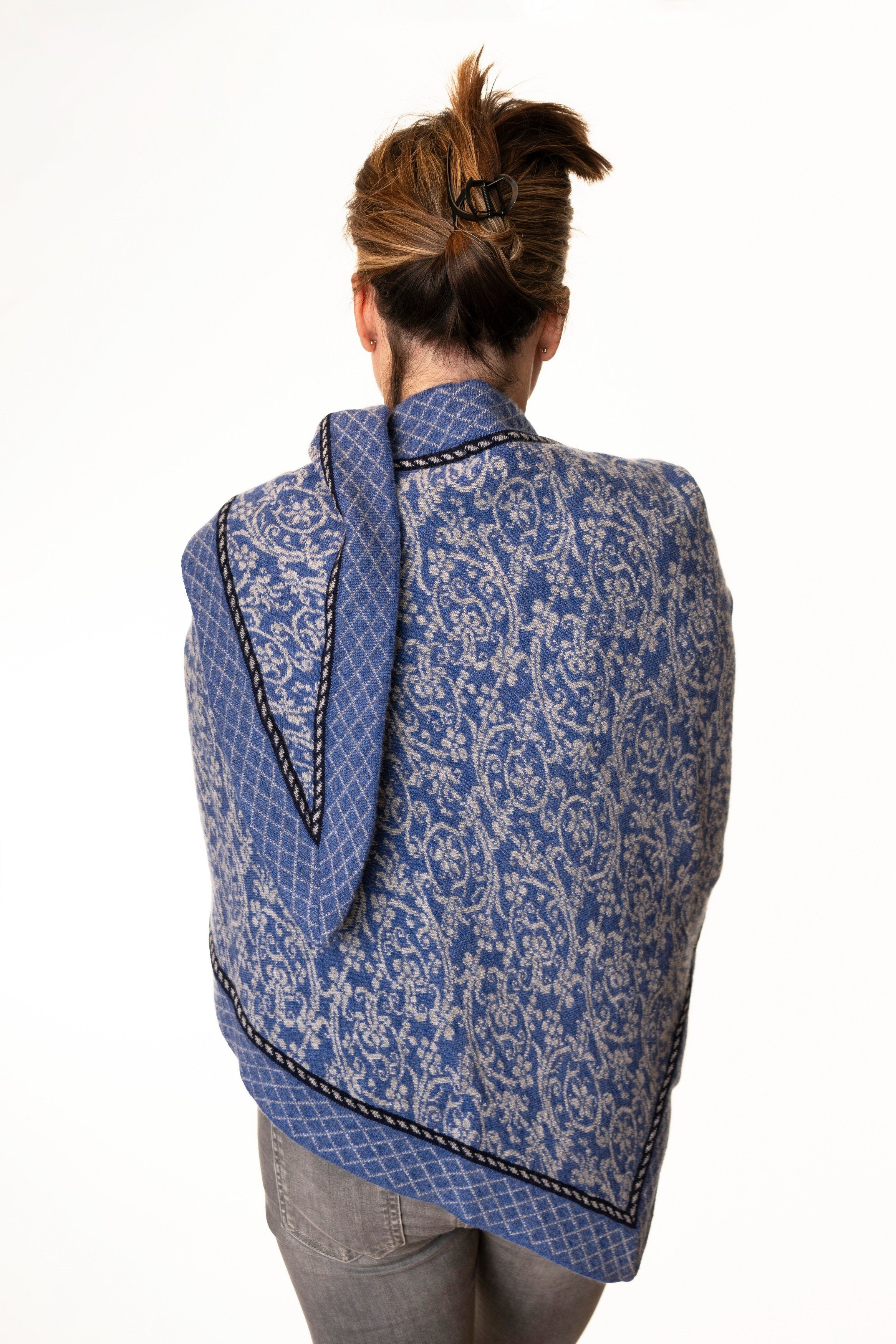 Pezzo D'oro Strickponcho Stricktuch, Dreiecktuch, große Stola feinste Merinowolle blau/grau (1-teilig) Jacquardmuster in Doppelstrick,jede Seite sieht gleich aus