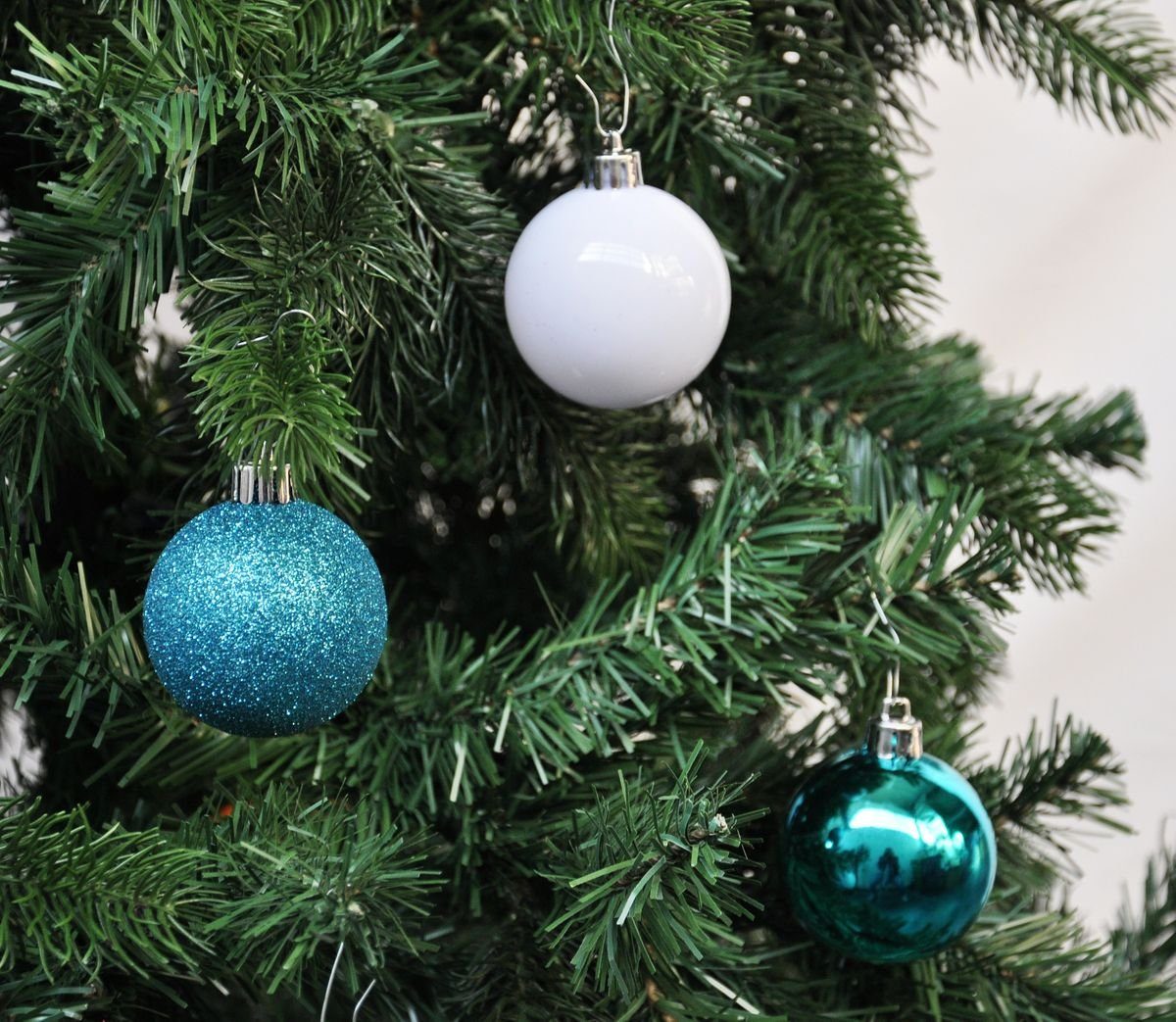 JACK Christbaumschmuck 64x Kunststoff Christbaumkugeln Ø 6cm Baum Kugeln inkl. Aufhänger, Mit praktischer Aufbewahrungsbox, Optik: matt / glänzend / glitzernd