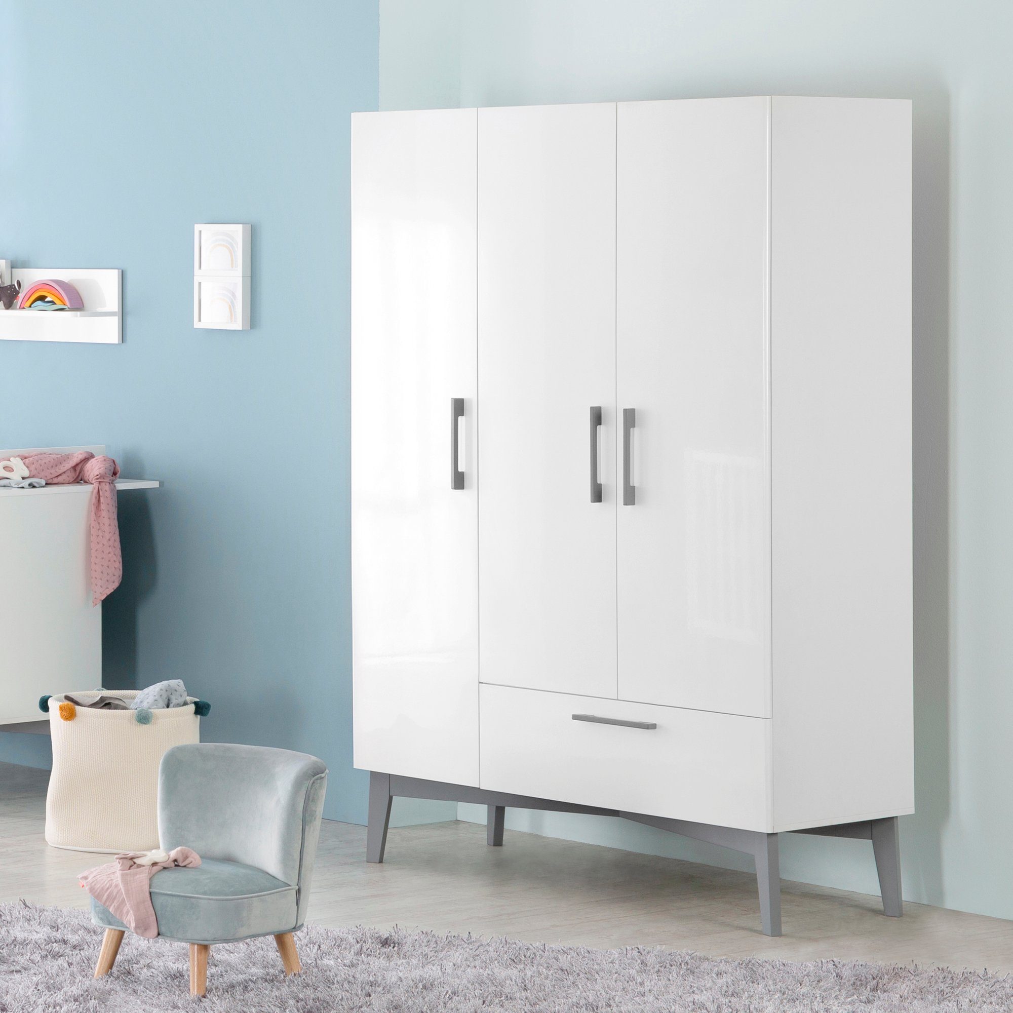 roba® Babyzimmer-Komplettset Mika, (Set, 3-St., Kombi-Kinderbett, Kleiderschrank, Wickelkommode), mit grauen Füßen im Retro Look
