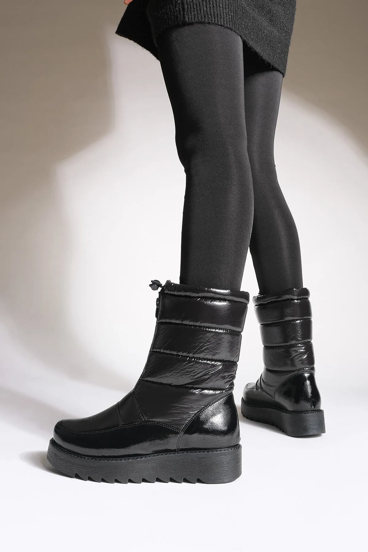 Marjin  Damen-Schneestiefel, Reißverschluss vorne, dicke, gezackte Sohle, Fell Borel, schwarzes Lackleder