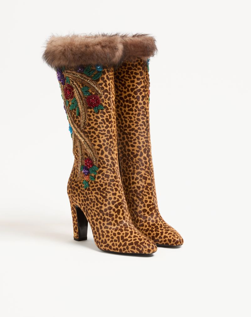 Bota Hotty de 100 mm em couro de pônei e bezerro com bordado floral e detalhes em pele.