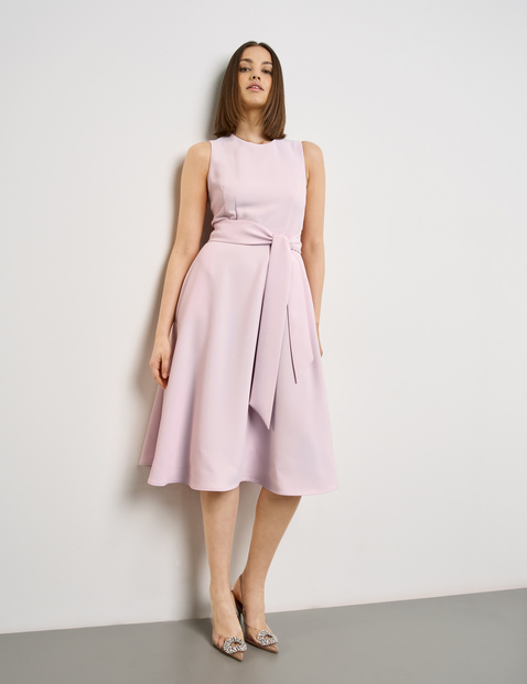 Ärmelloses Kleid mit Bindebändern in der Taille