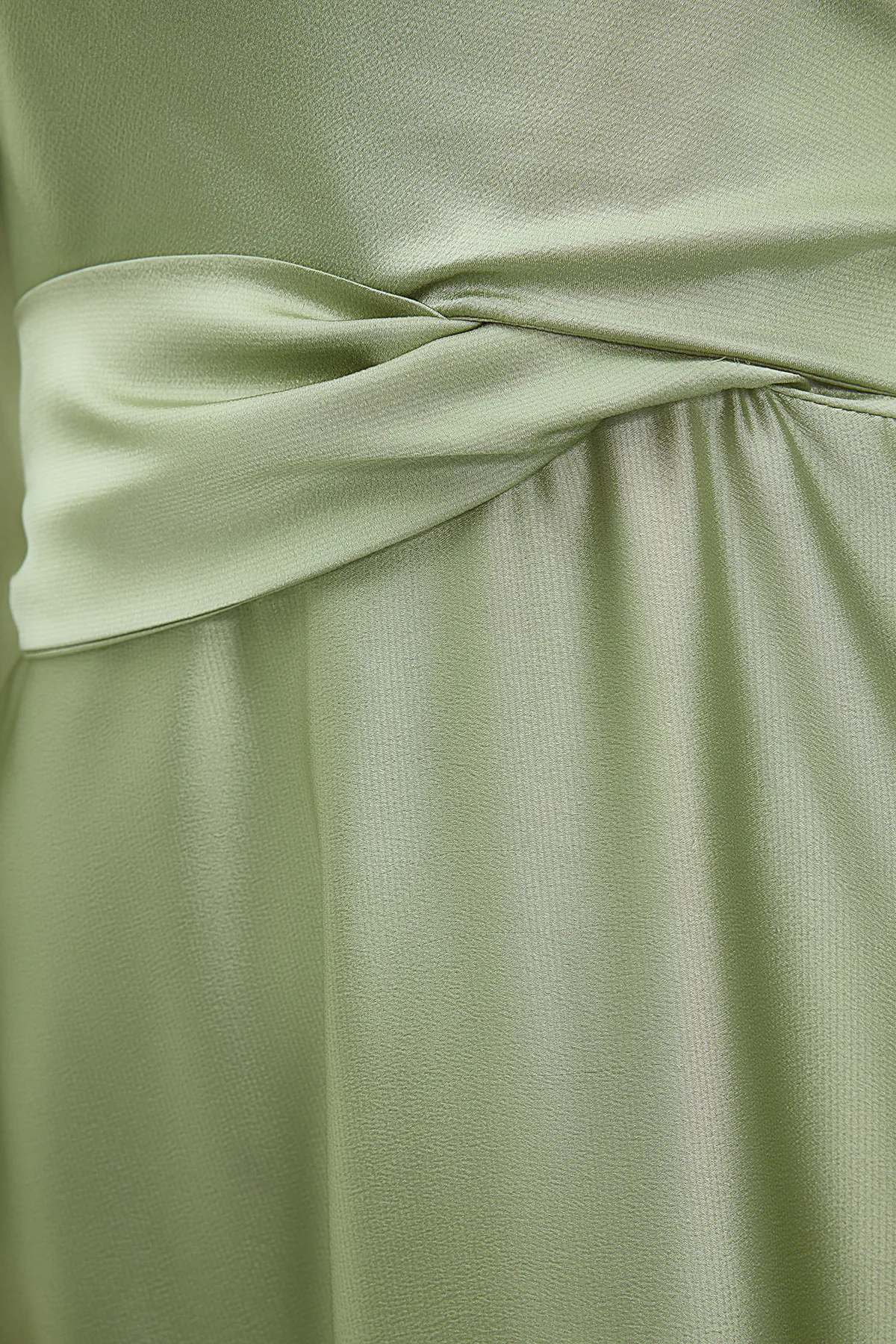 Trendyol Modest  Hellgrünes Abendkleid mit Kreuzschnürung und detailliertem Satin-Look TCTAW22EB0105