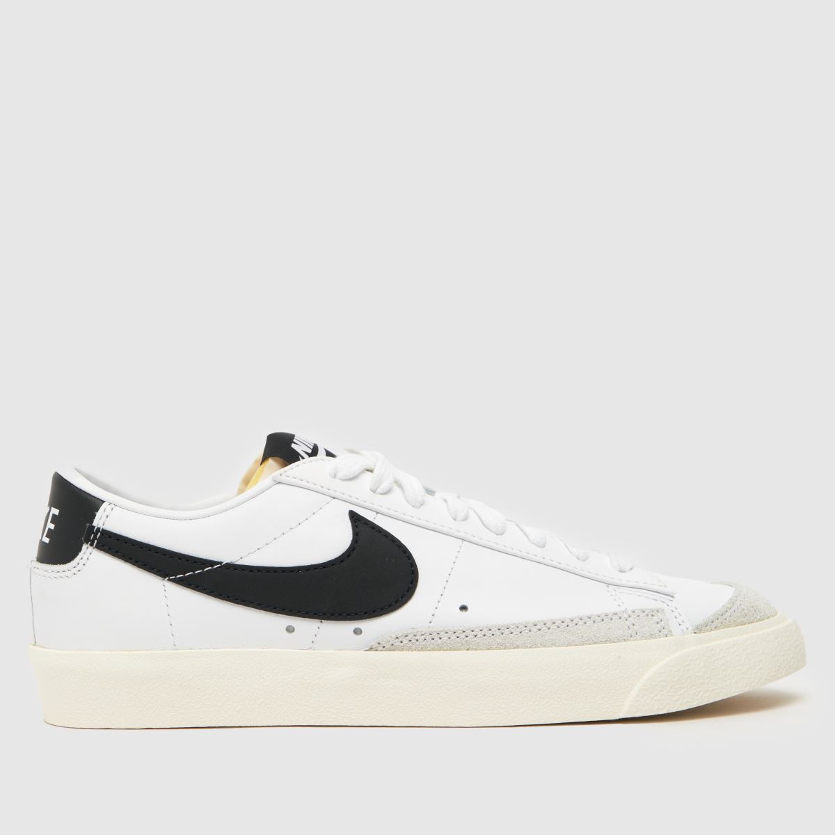 Nike Blazer Low cipők fehér és fekete színben