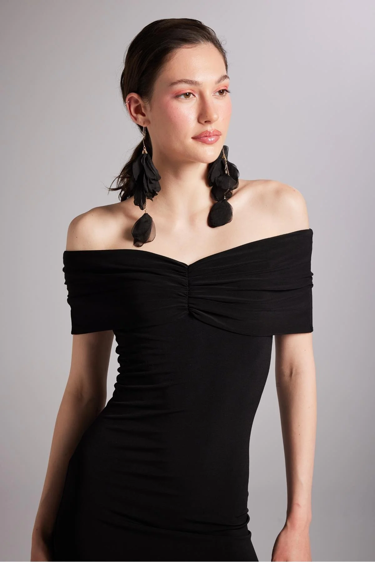 HOLLY LOLLY  Langes lilafarbenes Kleid mit Madonna-Kragen und Schlitz in Schwarz