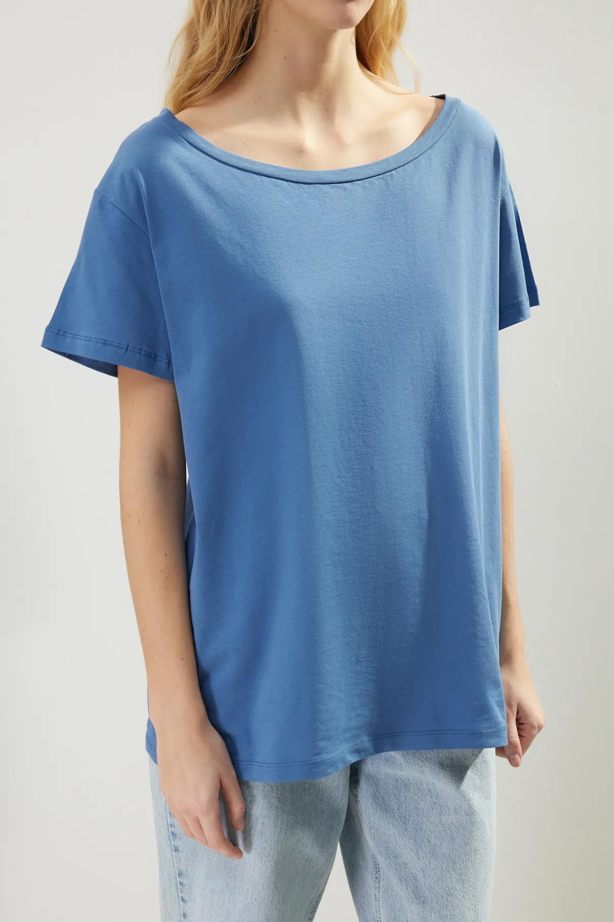 Trendyol Collection  Indigoblaues Strick-T-Shirt im Boyfriend-Stil mit U-Boot-Ausschnitt, 100 % Baumwolle TWOSS20TS0140