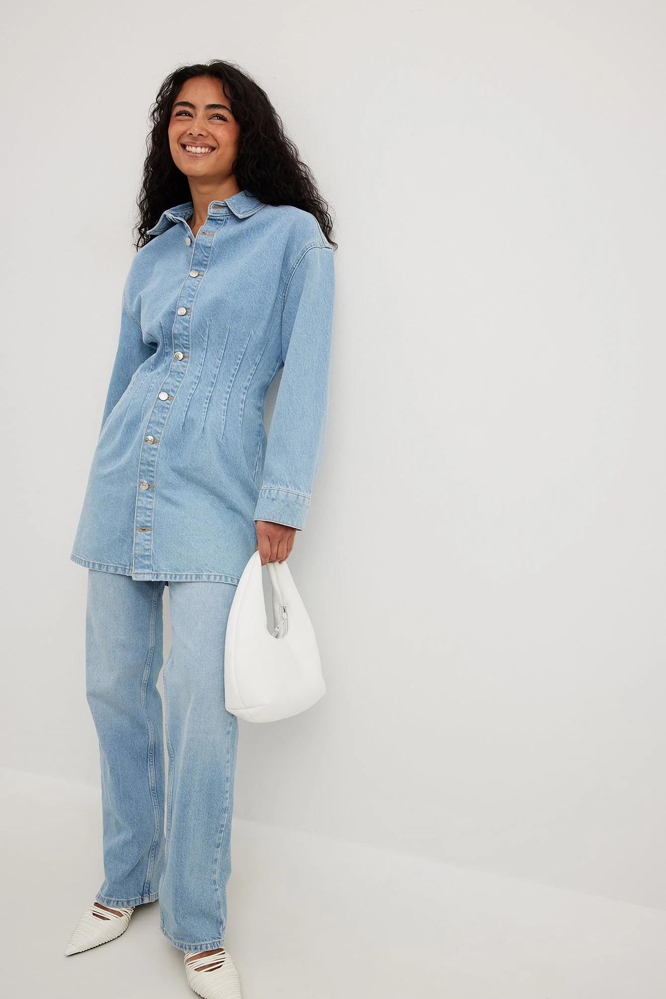 Minikleid aus Denim mit markierter Taille