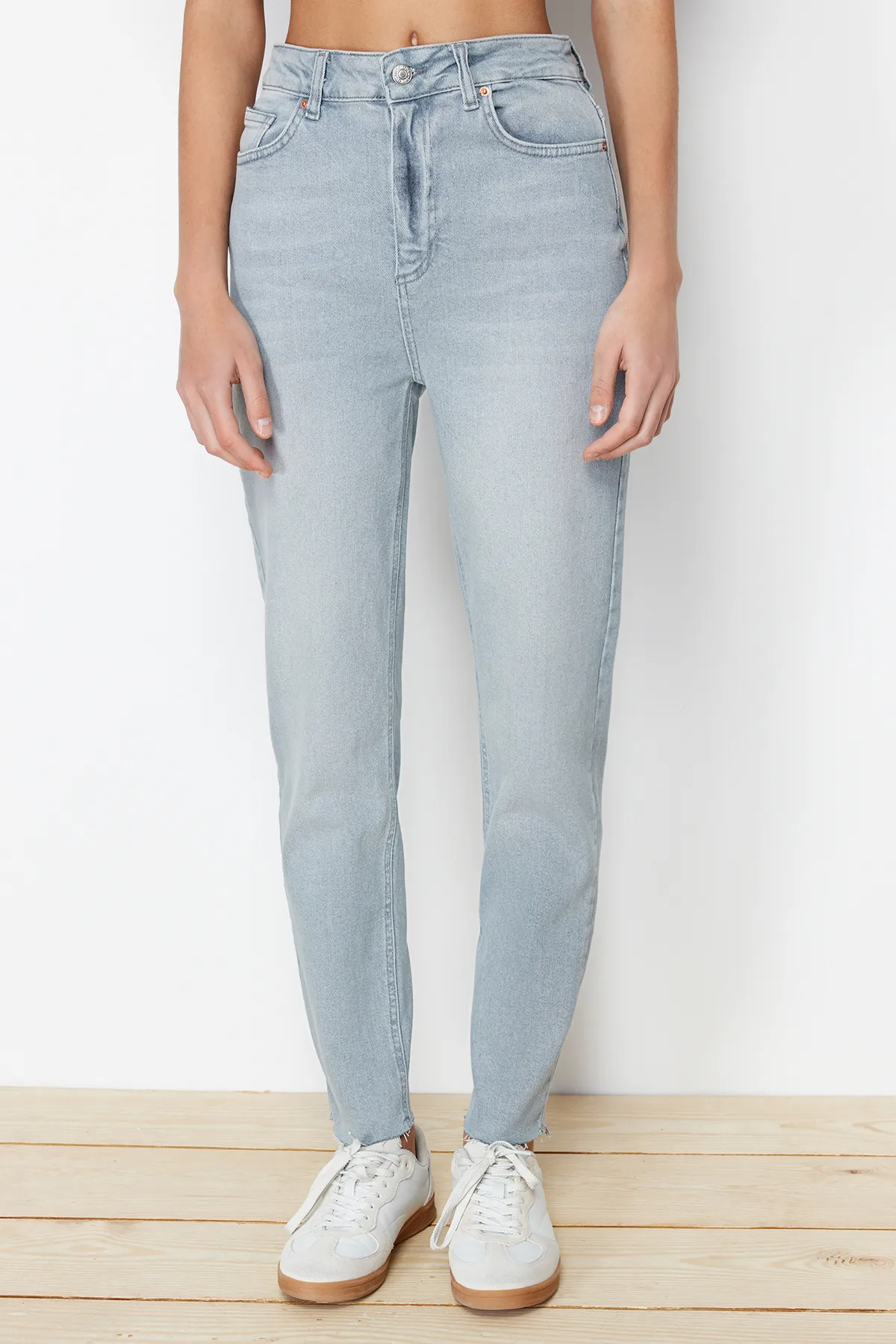 Trendyol Collection  Hellgraue Slim Mom-Jeans mit hoher Taille TWOSS23JE00094
