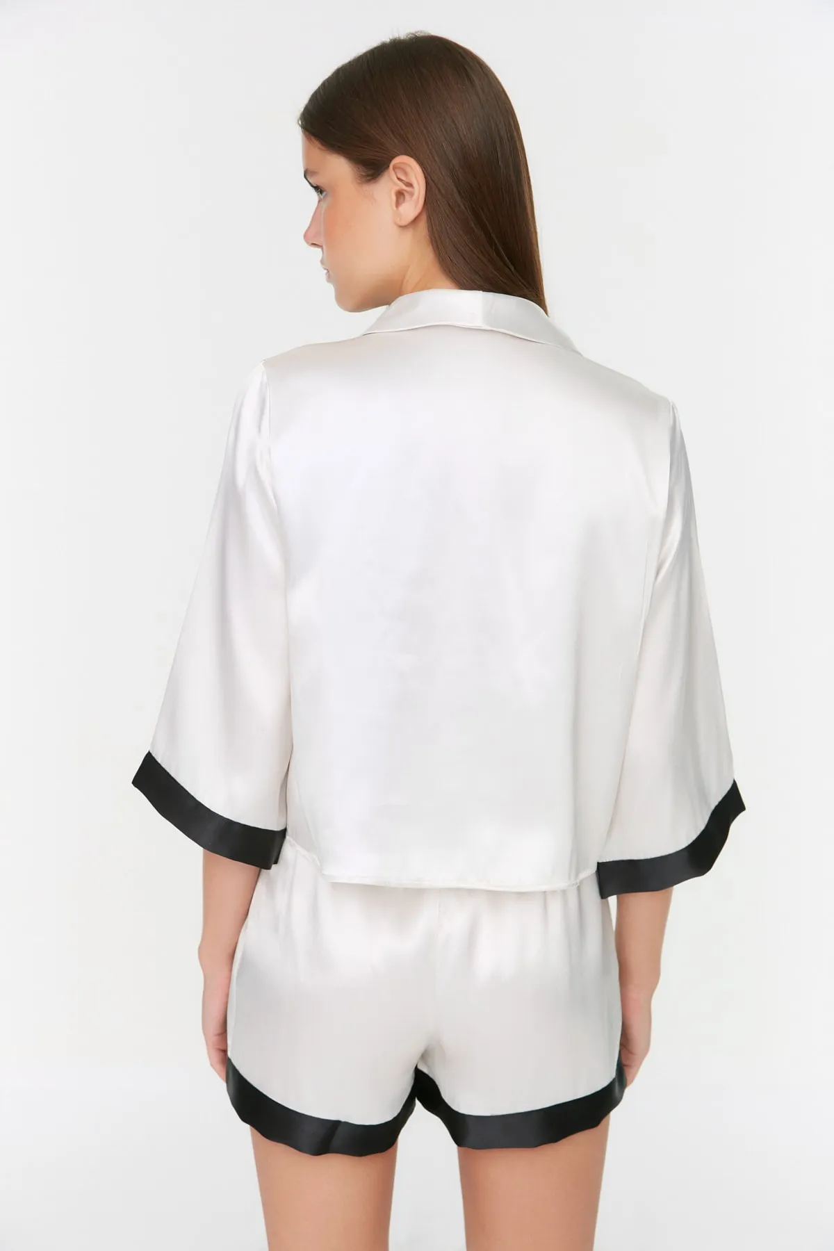 Trendyol Collection  Ecru gestreiftes Satin-Hemd-Shorts-Web-Pyjama-Set THMSS22PT0627
