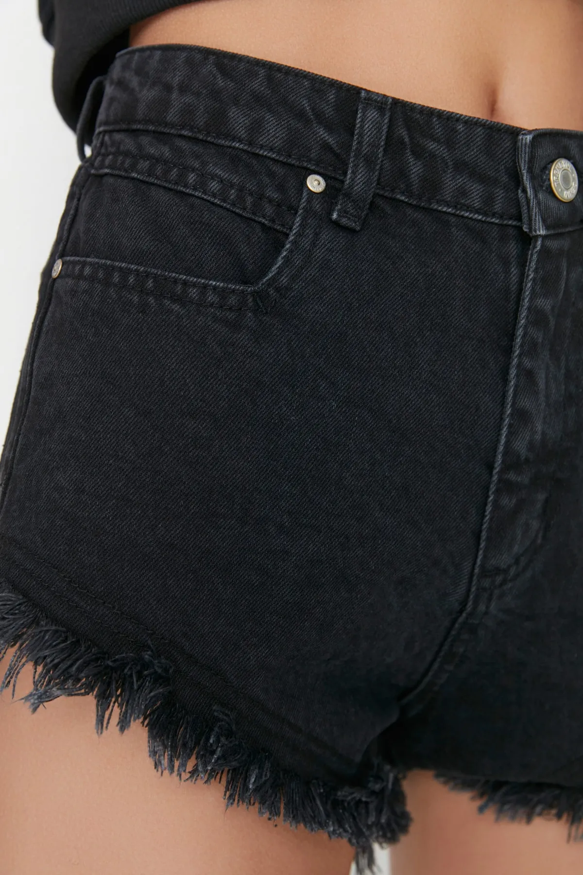 Trendyol Collection  Schwarze Jeansshorts mit zerrissenem Detail und hoher Taille TWOSS22SR00152