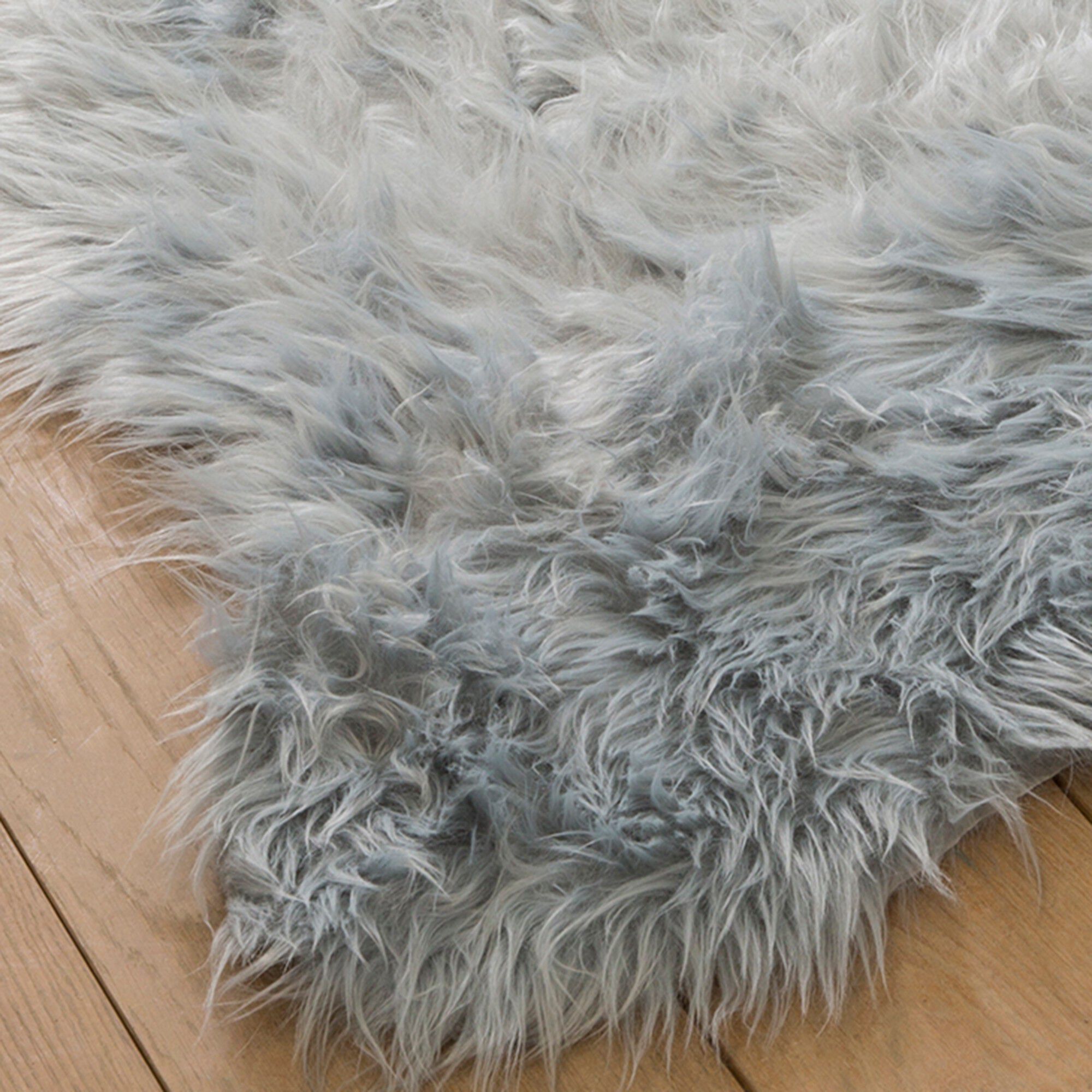 Tapis poils forme peau de bête