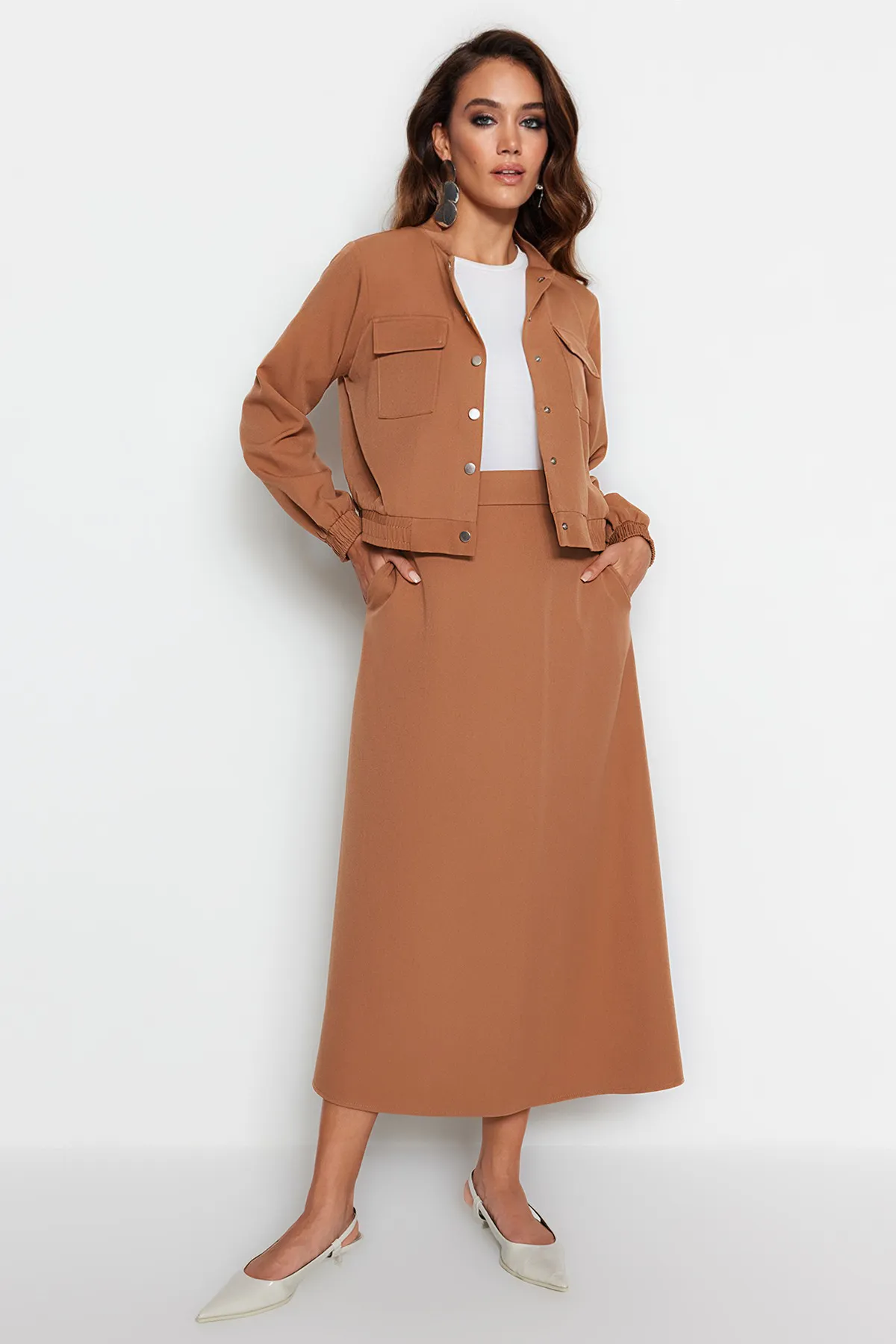 Trendyol Modest  Kamelfarbenes Set aus Bomberjacke und Rock aus gewebtem Stoff mit Ober- und Unterteil TCTAW24US00078