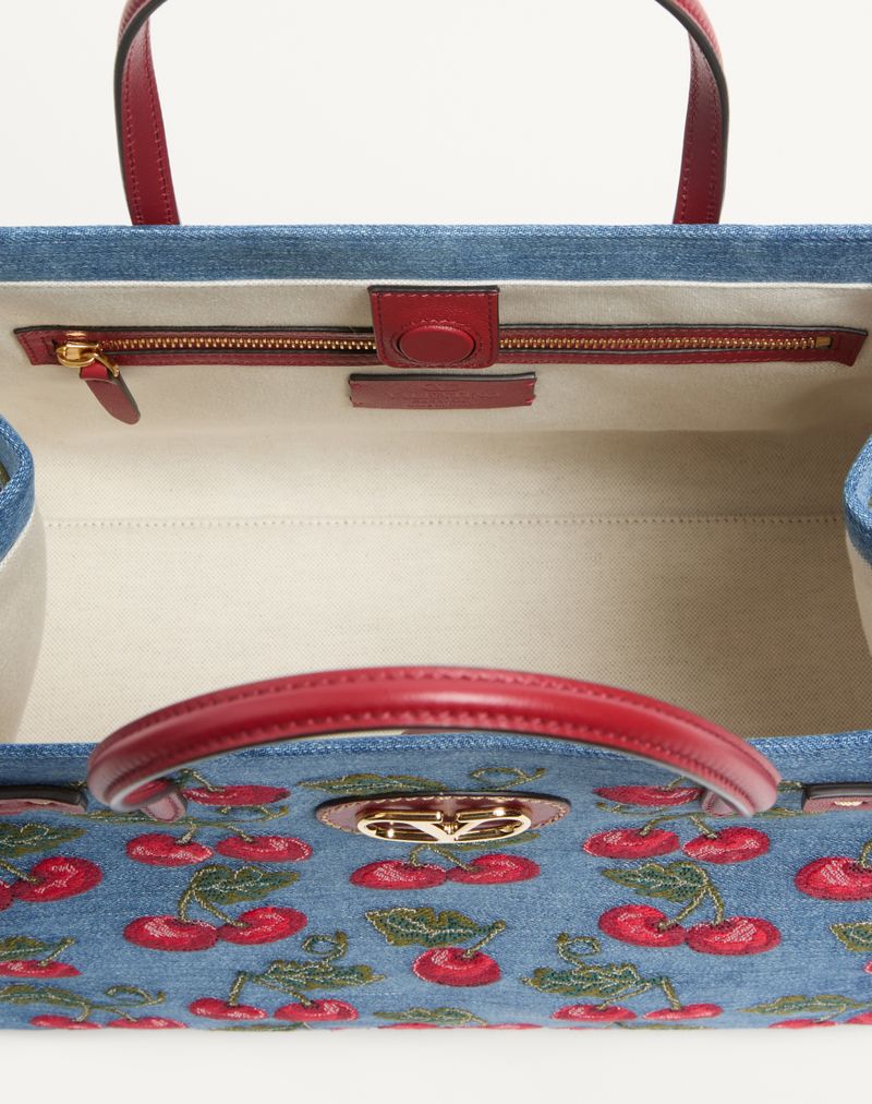 Bolsa de compras média Valentino Garavani Antibes em denim com bordado Cherryfic
