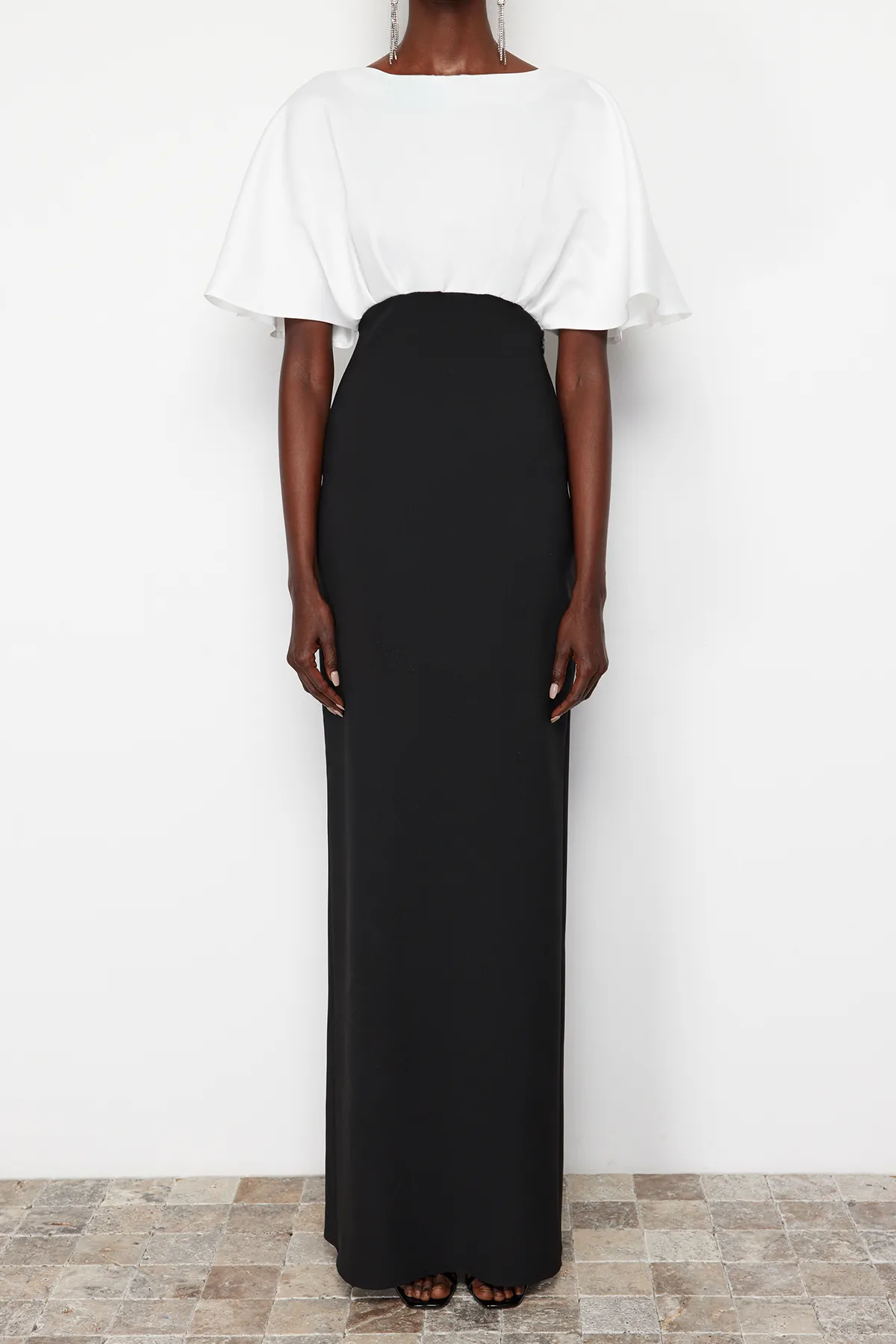 Trendyol Collection  Schwarz-weißes Oberteil aus mattem Satin, langes Abendkleid TPRSS24AE00025