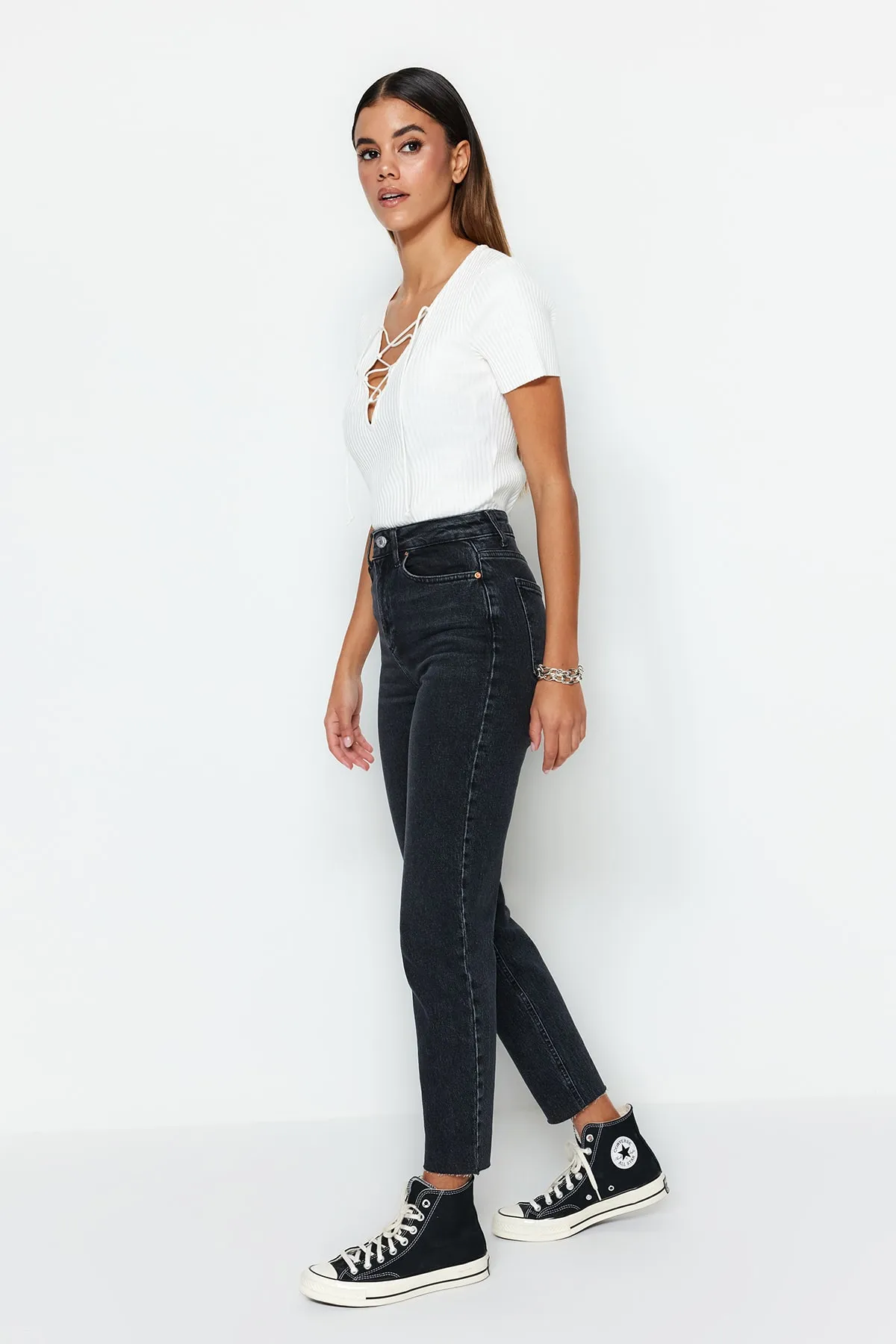 Trendyol Collection  Schwarze, schmale Mom-Jeans mit hoher Taille TWOSS23JE00094