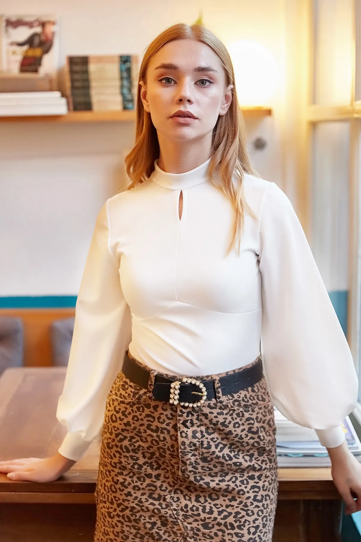 Olalook  Weiße Kreppbluse mit Ballonärmeln für Damen in Weiß BLZ-19000708