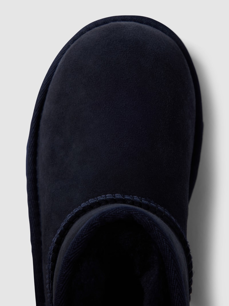 Stiefel mit Futter aus Tierfell in marineblau