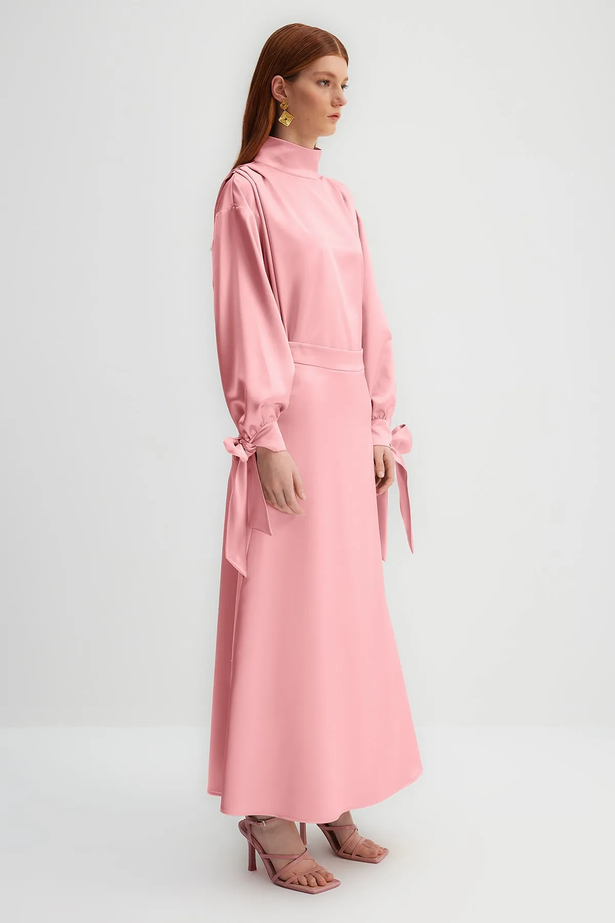 Trendyol Modest  X Kevser Sarıoglu A-Linien-Rock aus Satingewebe mit getrockneten Rosen TCLSS23EE00004