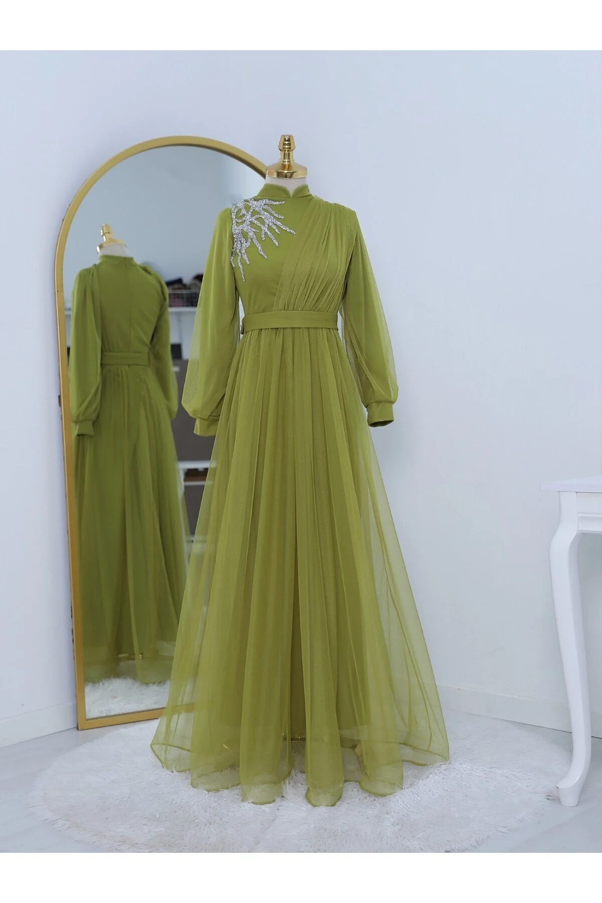 Modamorfo  Drapiertes Tüll-Abendkleid mit Gürtel und Steindetail auf der Vorderseite