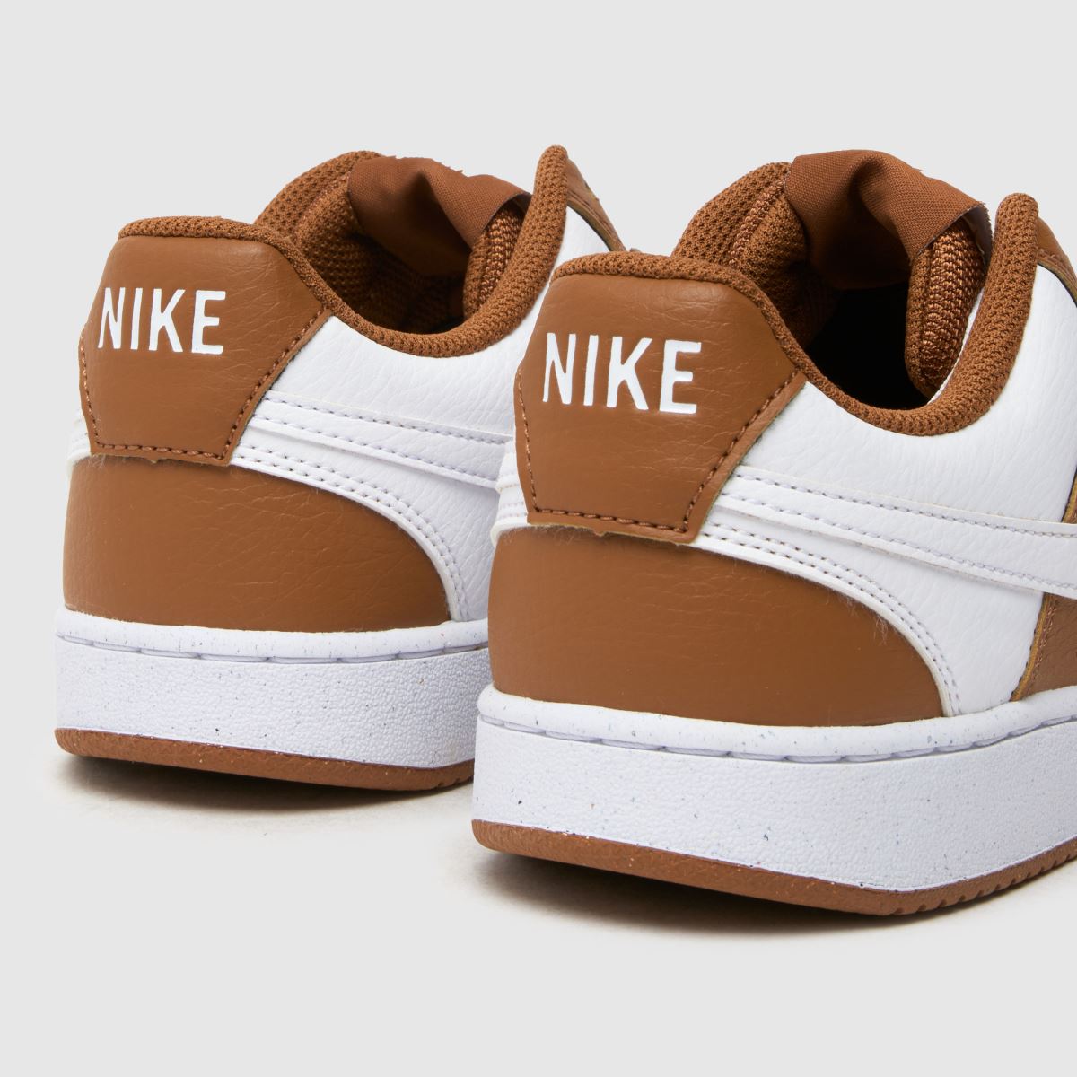 Nike Court Vision låga träningsskor i vitt och brunt