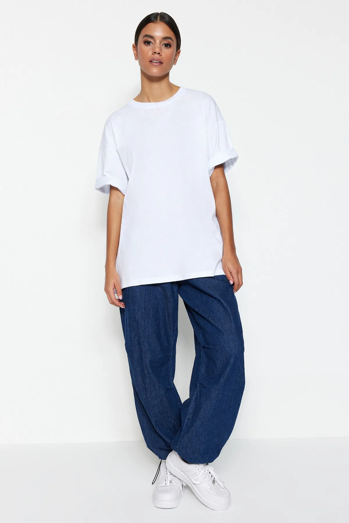 Trendyol Collection  Weißes Premium-Strick-T-Shirt mit Rundhalsausschnitt in Übergröße/weiter Passform aus 100 % Baumwolle TWOSS23TS00040
