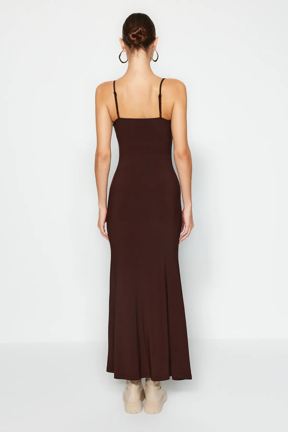 Trendyol Collection  Braunes, tailliertes Maxi-Bleistiftkleid aus flexiblem Strick mit Trägern TWOSS23EL02435