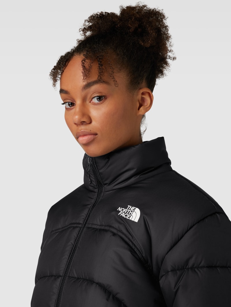 Steppjacke mit Label-Print und seitlichen Reißverschlusstaschen in schwarz