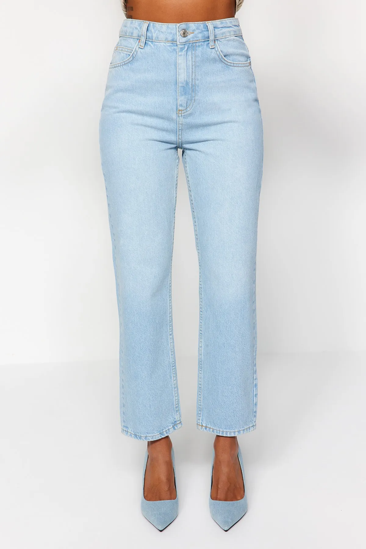 Trendyol Collection  Hellblaue gerade Jeans mit hoher Taille TWOAW24JE00082