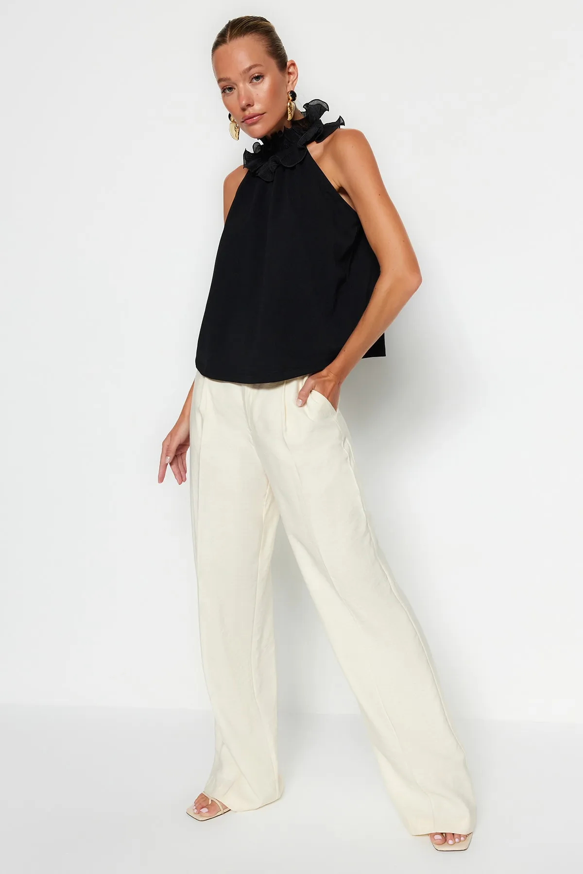 Trendyol Collection  Schwarze Bluse aus elegantem Crêpe-Strick mit Kragen und Details TWOSS23BZ00932