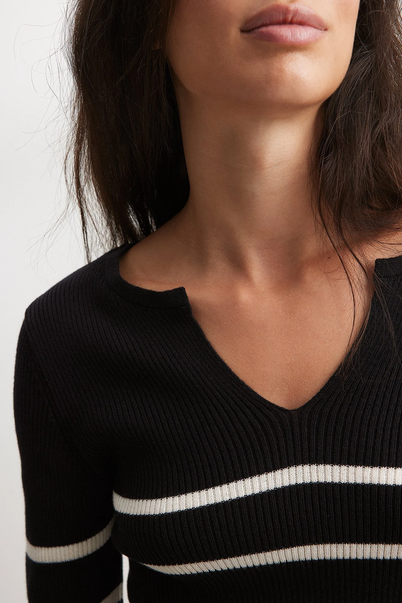 Leichter Ripp-Strickpullover mit V-Detail