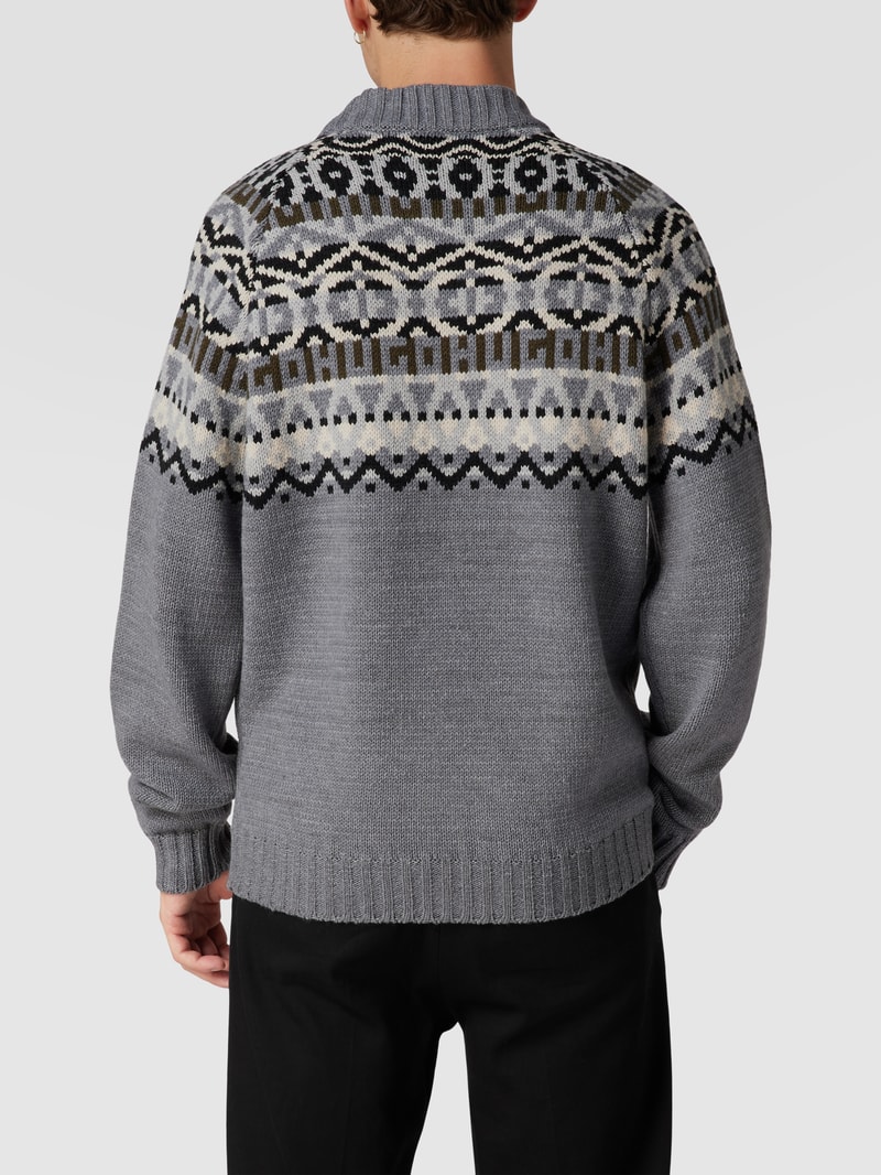 Strickpullover mit Label-Patch in mittelgrau meliert