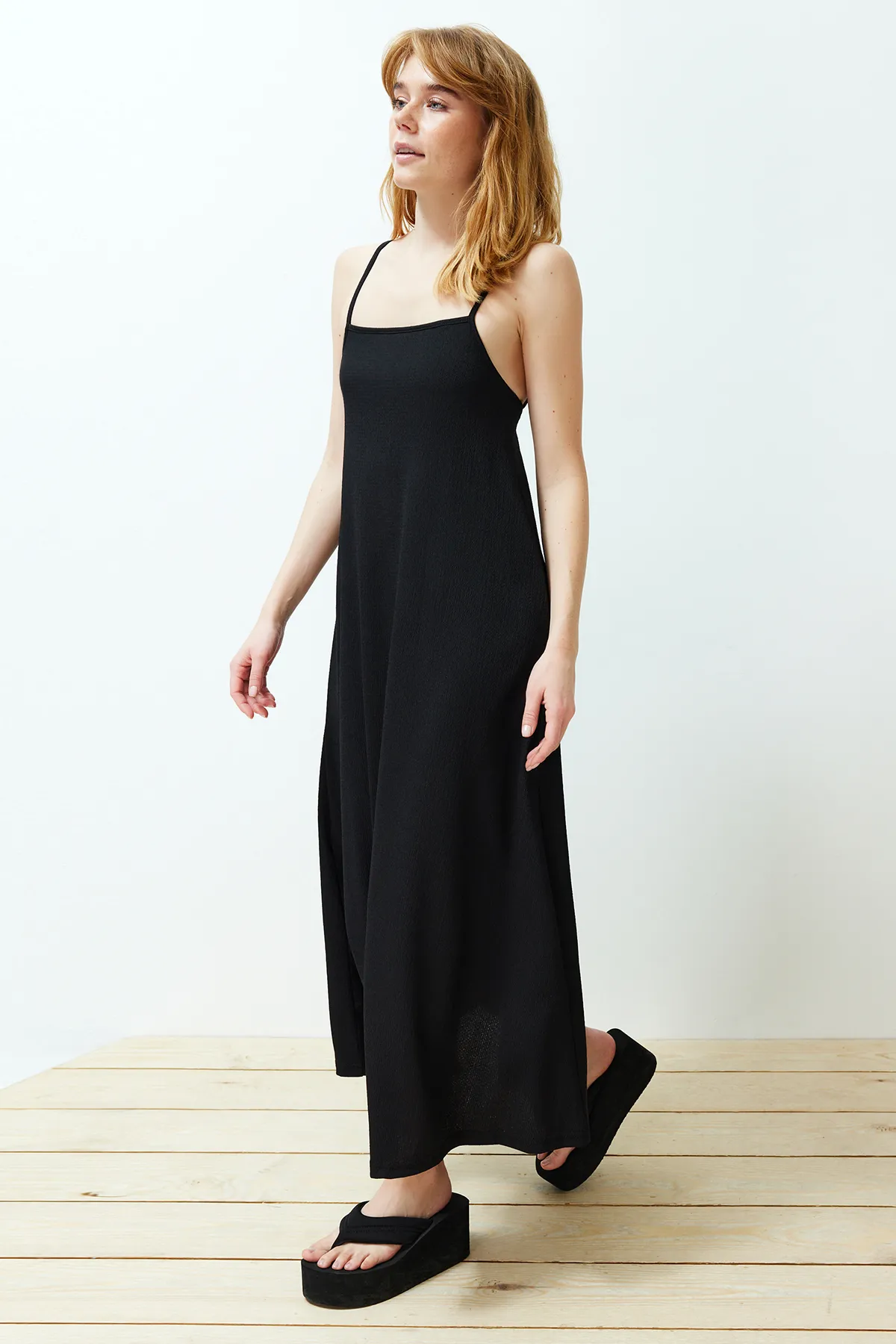Trendyol Collection  Schwarzes A-Linien-Maxikleid aus gedrehtem/strukturiertem Strick mit Trägern TWOSS24EL00060