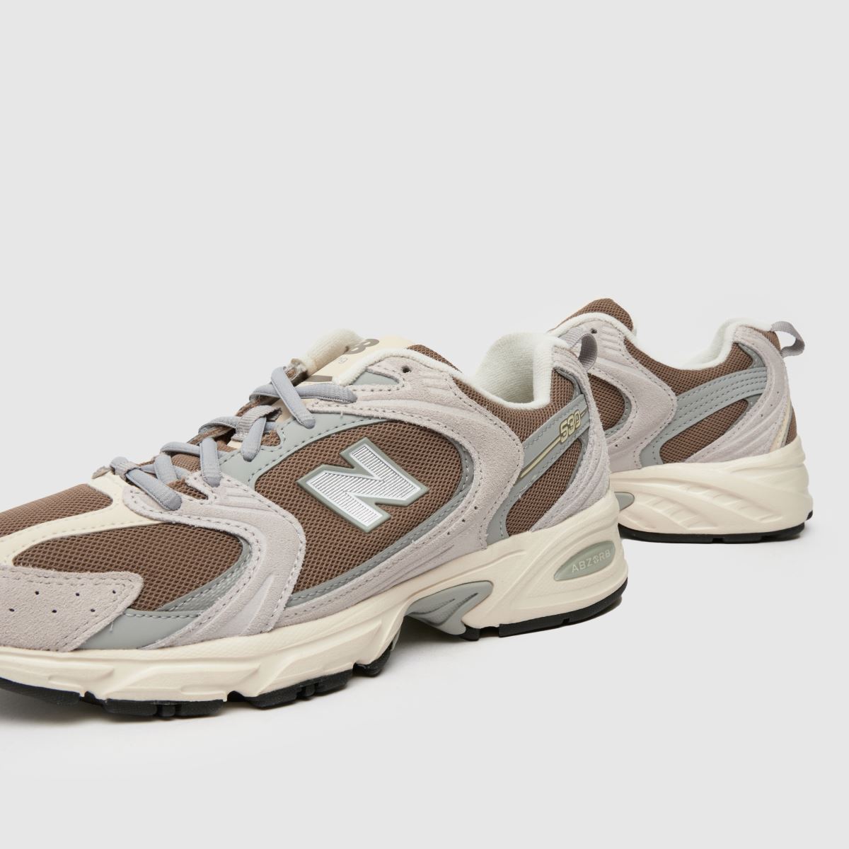 New Balance 530 träningsskor i brunt och grått