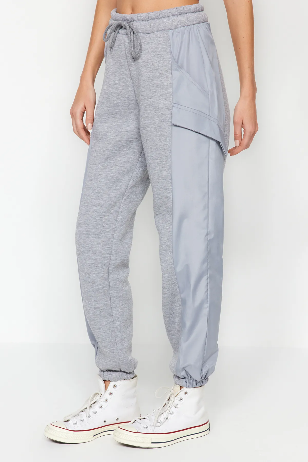 Trendyol Collection  Graue, lockere Jogginghose mit Fallschirmtaschen und dickem Fleece innen, gestrickte Jogginghose TWOAW24EA00003