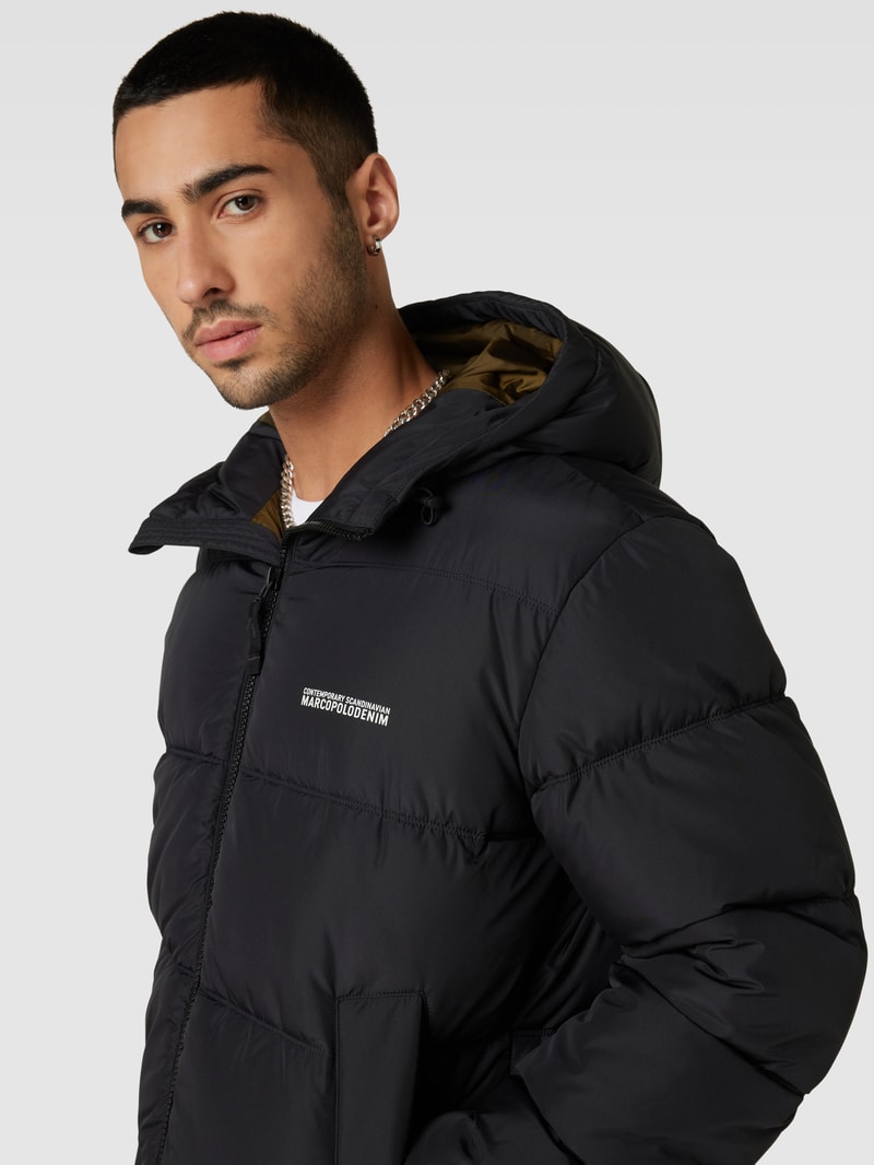 Steppjacke mit Label-Print in schwarz