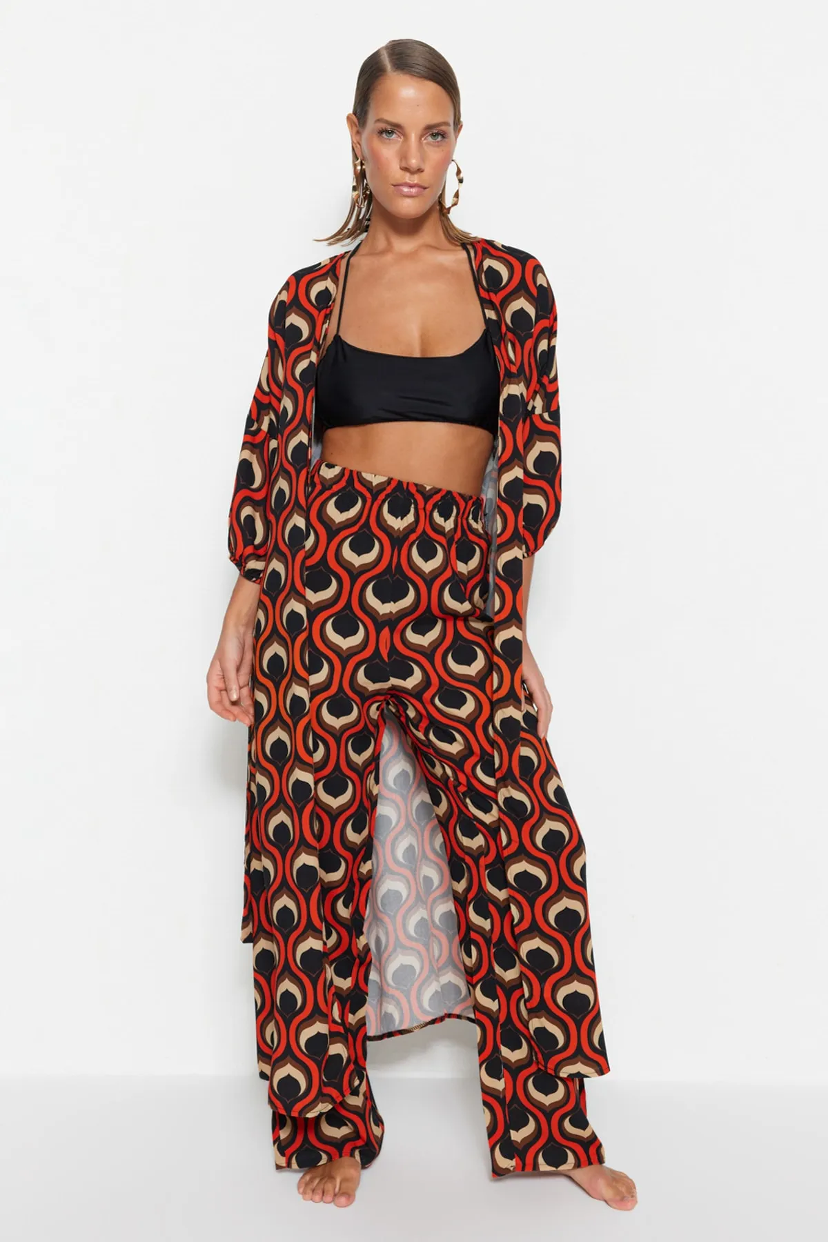 Trendyol Collection  Gewebter Maxi-Kimono und Kaftan mit geometrischem Muster, Gürtel und Ballonärmeln TBESS23KM00046