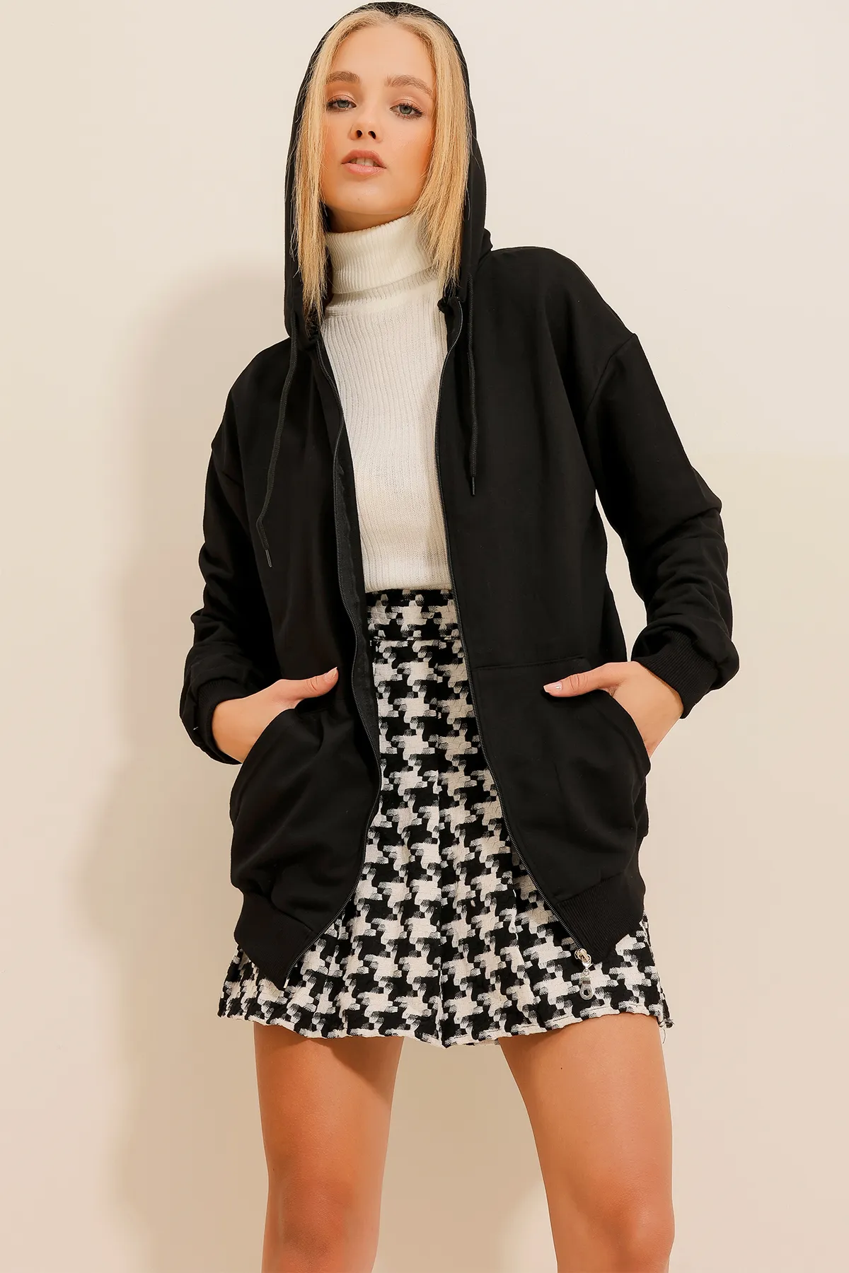Trend Alaçatı Stili  Schwarzes saisonales Damen-Sweatshirt mit Kapuze, doppelter Tasche und Reißverschluss ALC-667-001
