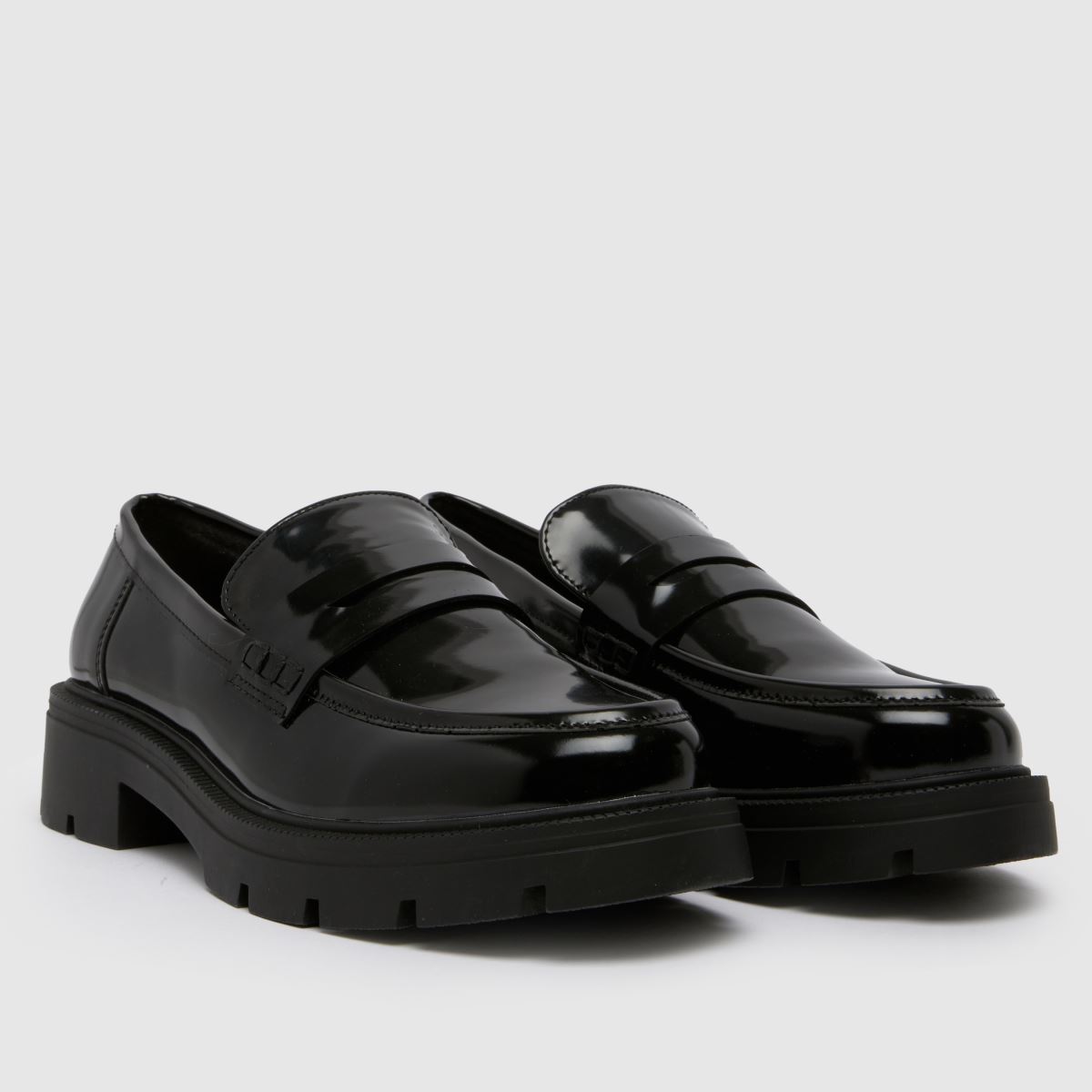 Schuh – Wide Fit – Livia – Svarta, grova, platta loafers i lack med wide fit-mönster